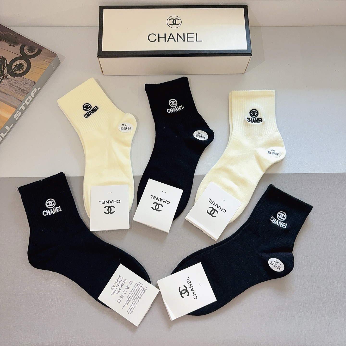 配包装（一盒5双）CHANEL 香奈儿 新款中筒刺绣纯棉面料，专柜同步袜子，💛大牌出街，潮人必备🔥超好搭