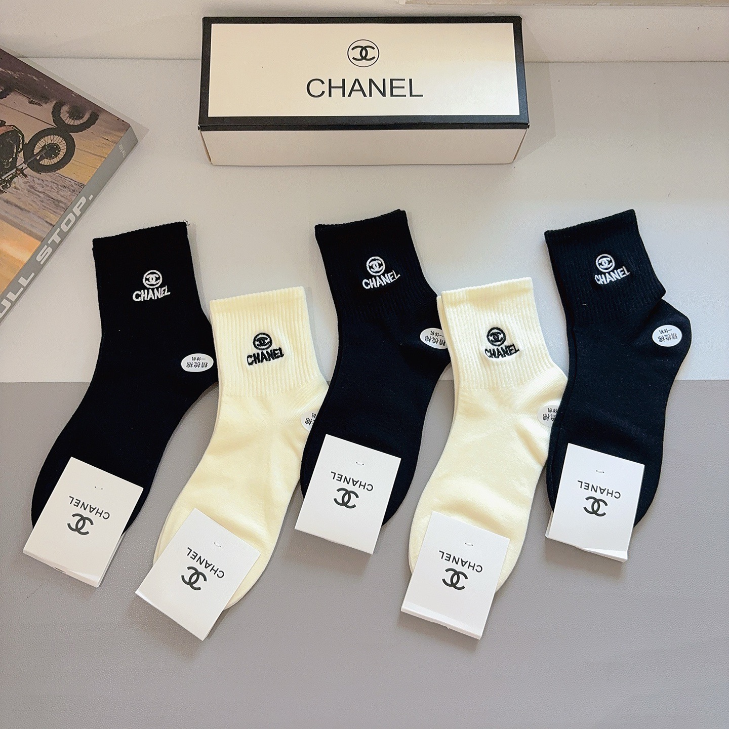 配包装（一盒5双）CHANEL 香奈儿 新款中筒刺绣纯棉面料，专柜同步袜子，💛大牌出街，潮人必备🔥超好搭