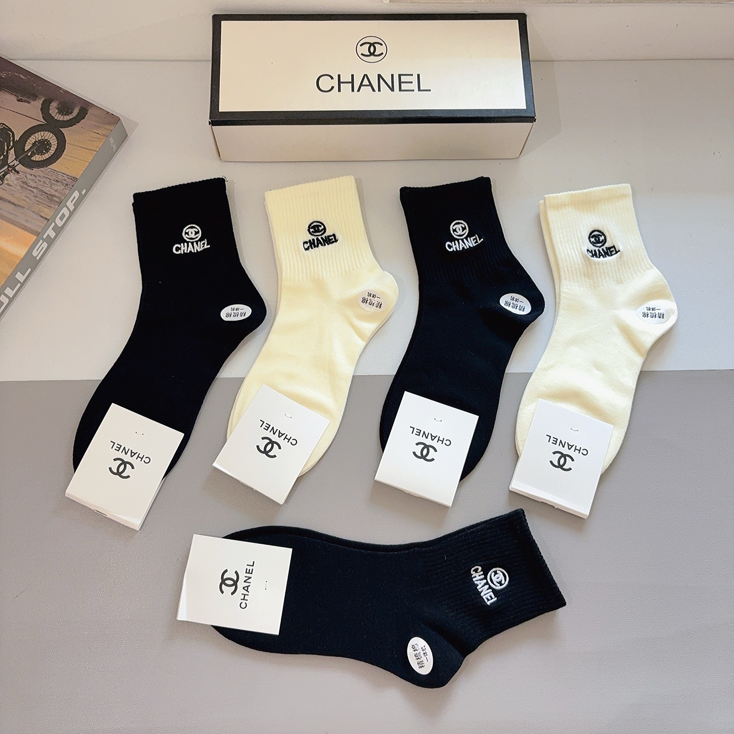 配包装（一盒5双）CHANEL 香奈儿 新款中筒刺绣纯棉面料，专柜同步袜子，💛大牌出街，潮人必备🔥超好搭