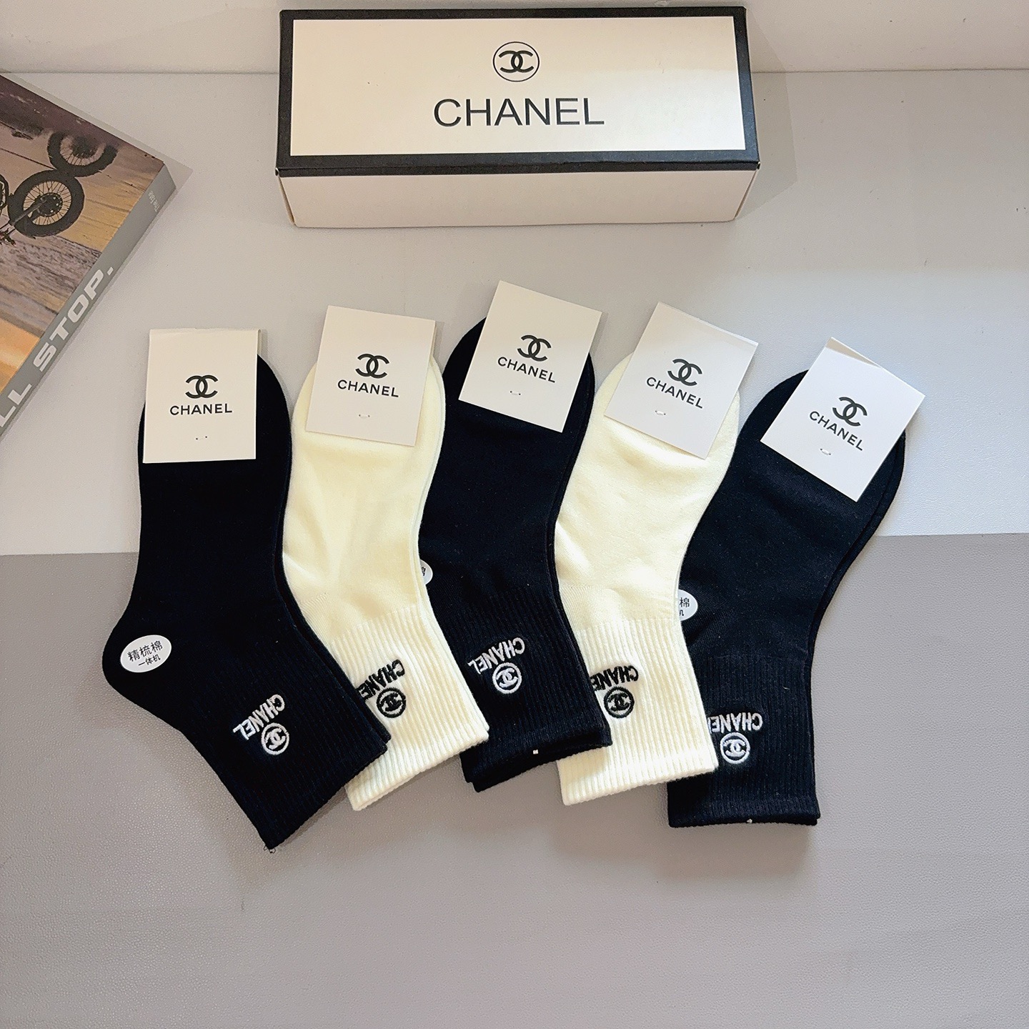 配包装（一盒5双）CHANEL 香奈儿 新款中筒刺绣纯棉面料，专柜同步袜子，💛大牌出街，潮人必备🔥超好搭