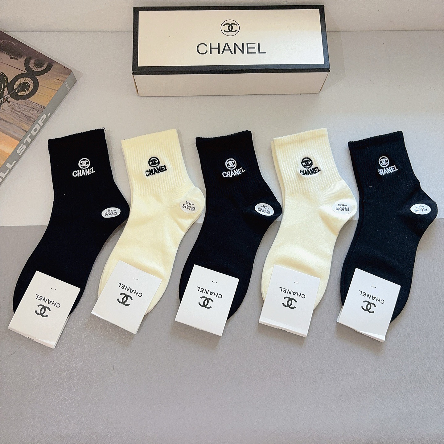 配包装（一盒5双）CHANEL 香奈儿 新款中筒刺绣纯棉面料，专柜同步袜子，💛大牌出街，潮人必备🔥超好搭