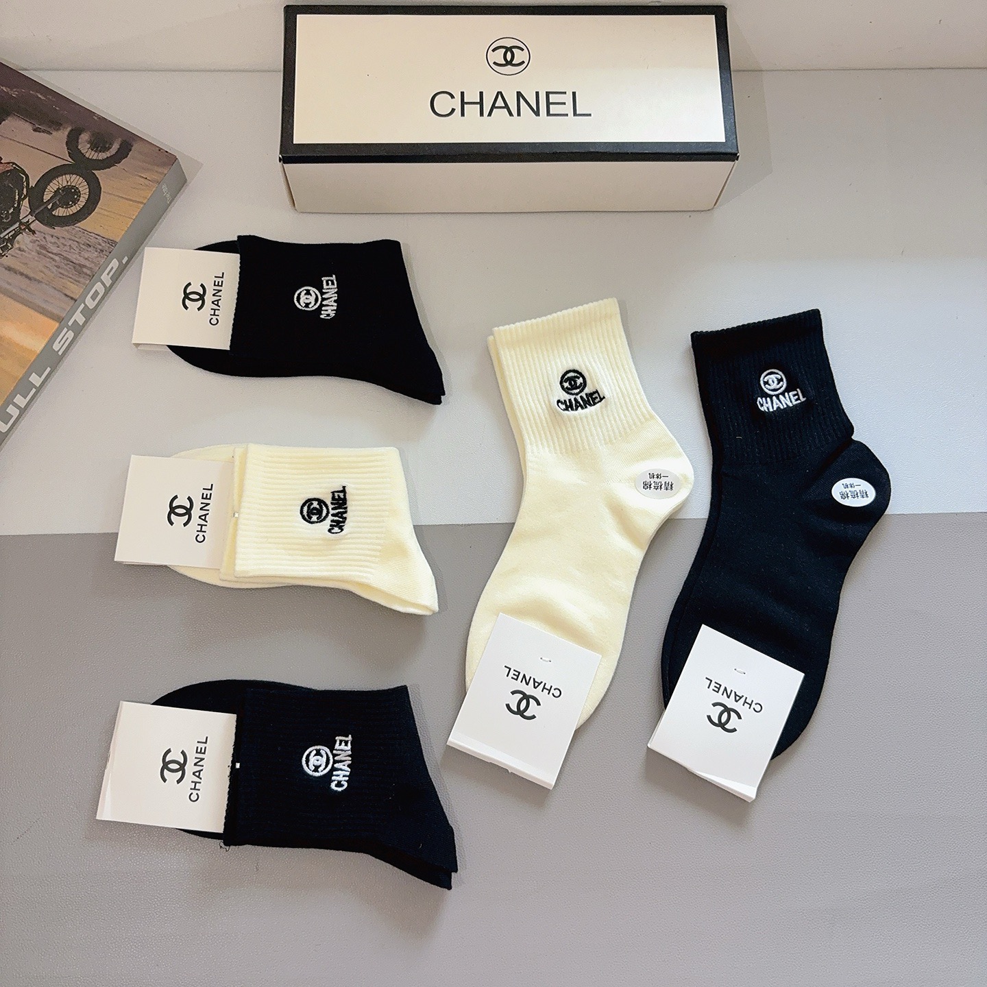 配包装（一盒5双）CHANEL 香奈儿 新款中筒刺绣纯棉面料，专柜同步袜子，💛大牌出街，潮人必备🔥超好搭