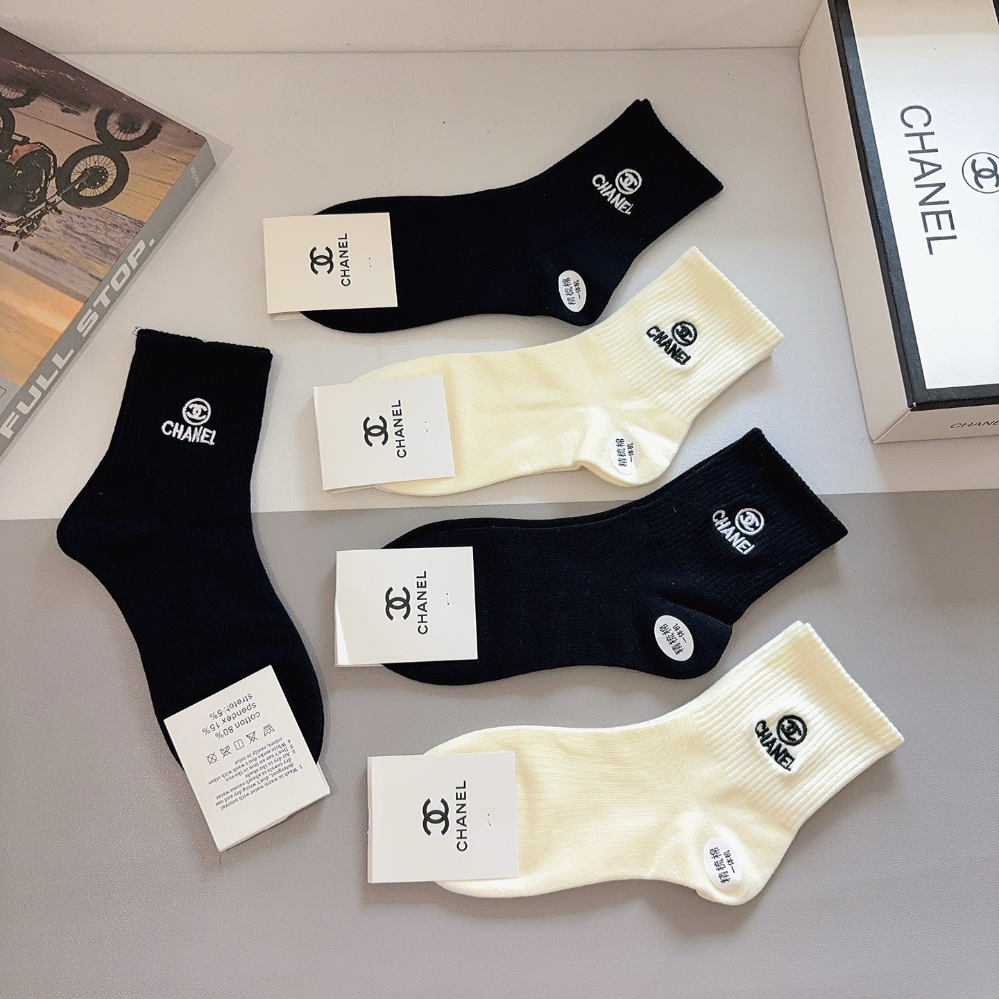 配包装（一盒5双）CHANEL 香奈儿 新款中筒刺绣纯棉面料，专柜同步袜子，💛大牌出街，潮人必备🔥超好搭