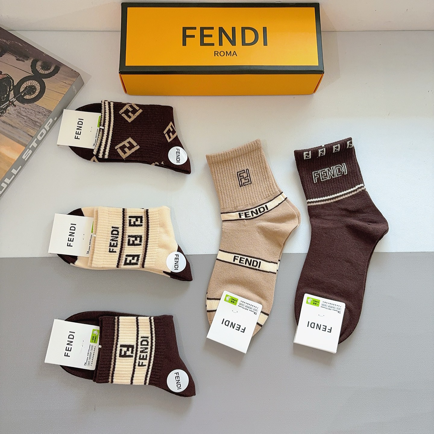 配包装（一盒5双）FENDI 芬迪 字母双Ｆ经典款中筒袜子，💓实用好穿 柔软透气，时尚百搭款，大牌出街。