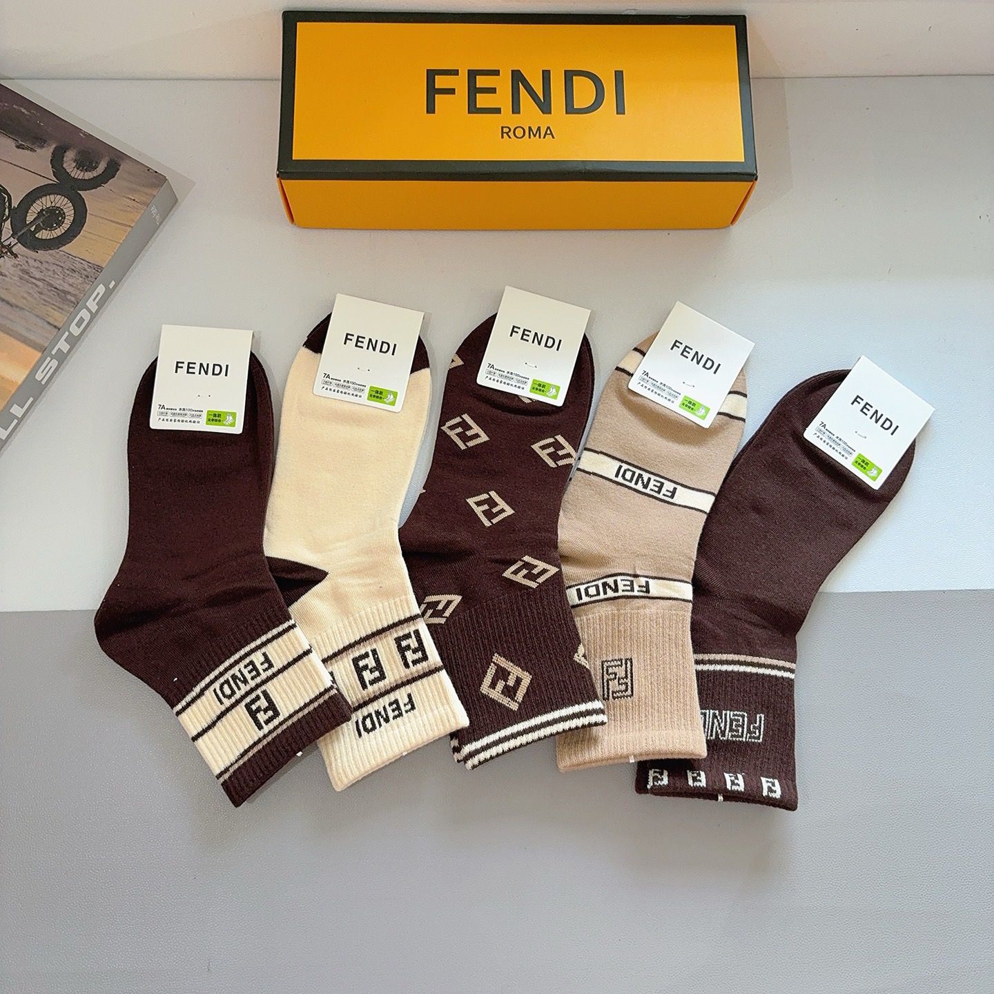 配包装（一盒5双）FENDI 芬迪 字母双Ｆ经典款中筒袜子，💓实用好穿 柔软透气，时尚百搭款，大牌出街。