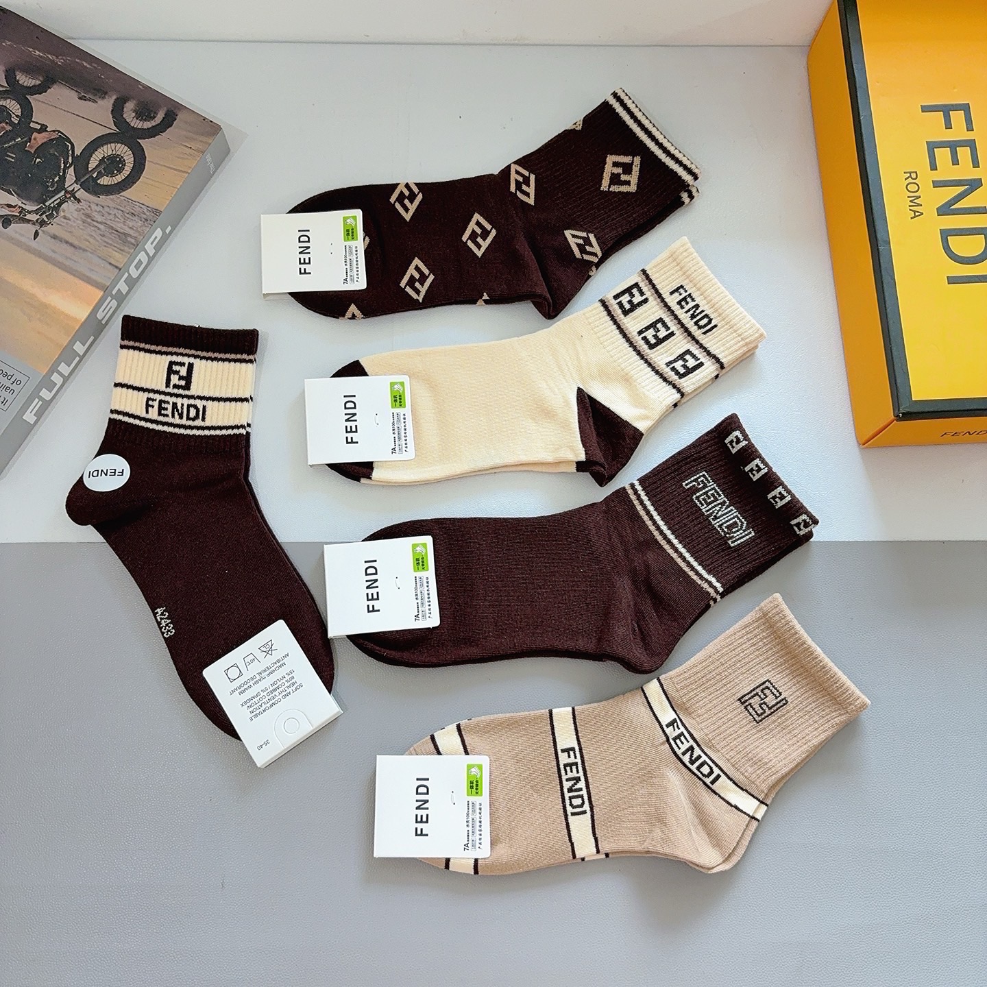 配包装（一盒5双）FENDI 芬迪 字母双Ｆ经典款中筒袜子，💓实用好穿 柔软透气，时尚百搭款，大牌出街。