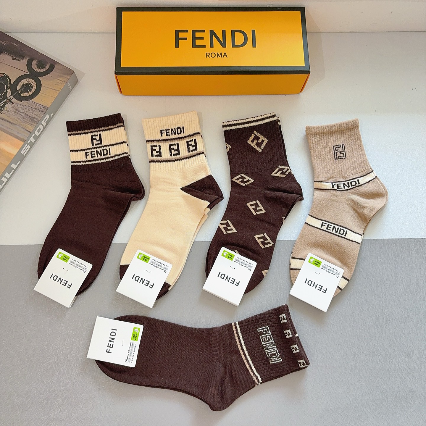 配包装（一盒5双）FENDI 芬迪 字母双Ｆ经典款中筒袜子，💓实用好穿 柔软透气，时尚百搭款，大牌出街。