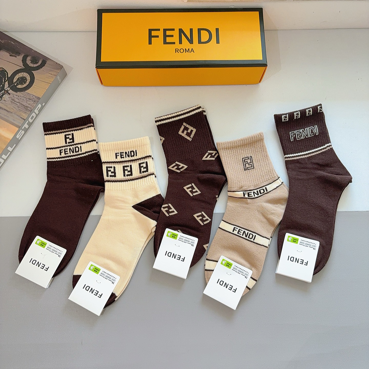 配包装（一盒5双）FENDI 芬迪 字母双Ｆ经典款中筒袜子，💓实用好穿 柔软透气，时尚百搭款，大牌出街。