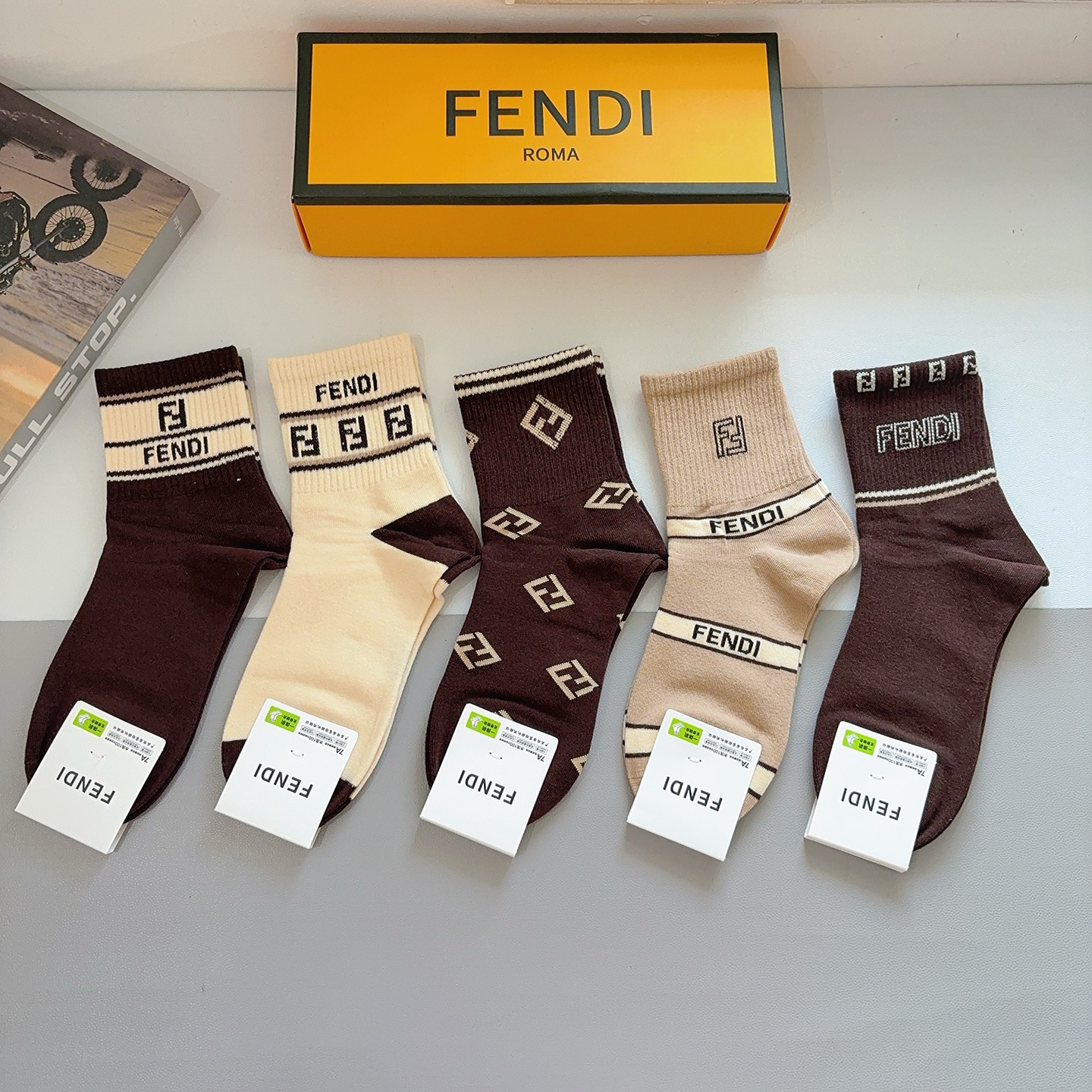 配包装（一盒5双）FENDI 芬迪 字母双Ｆ经典款中筒袜子，💓实用好穿 柔软透气，时尚百搭款，大牌出街。