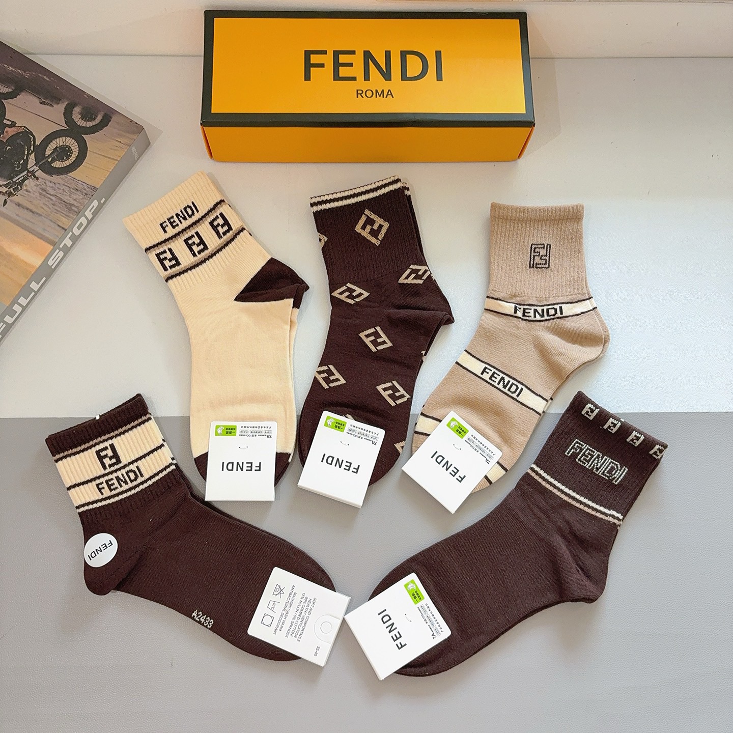 配包装（一盒5双）FENDI 芬迪 字母双Ｆ经典款中筒袜子，💓实用好穿 柔软透气，时尚百搭款，大牌出街。