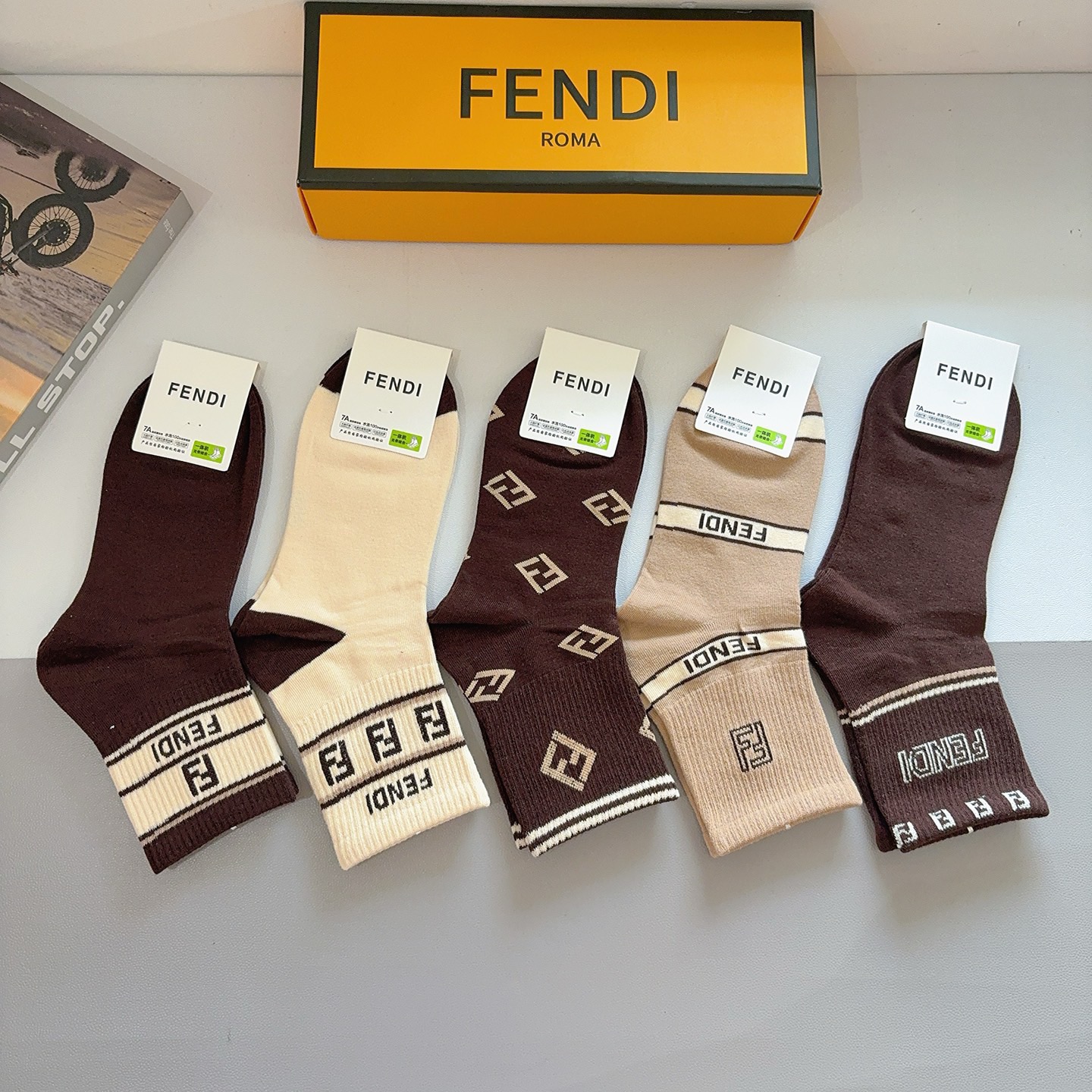 配包装（一盒5双）FENDI 芬迪 字母双Ｆ经典款中筒袜子，💓实用好穿 柔软透气，时尚百搭款，大牌出街。