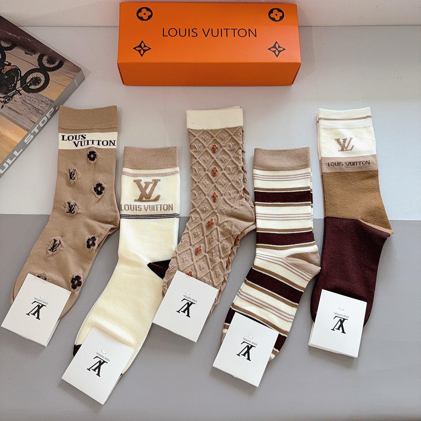 配包装【一盒5双】LV路易威登 高品质🔥新款网红长筒袜子❗️ins明星网红推荐❗️火爆至极🔥竹棉材质，轻