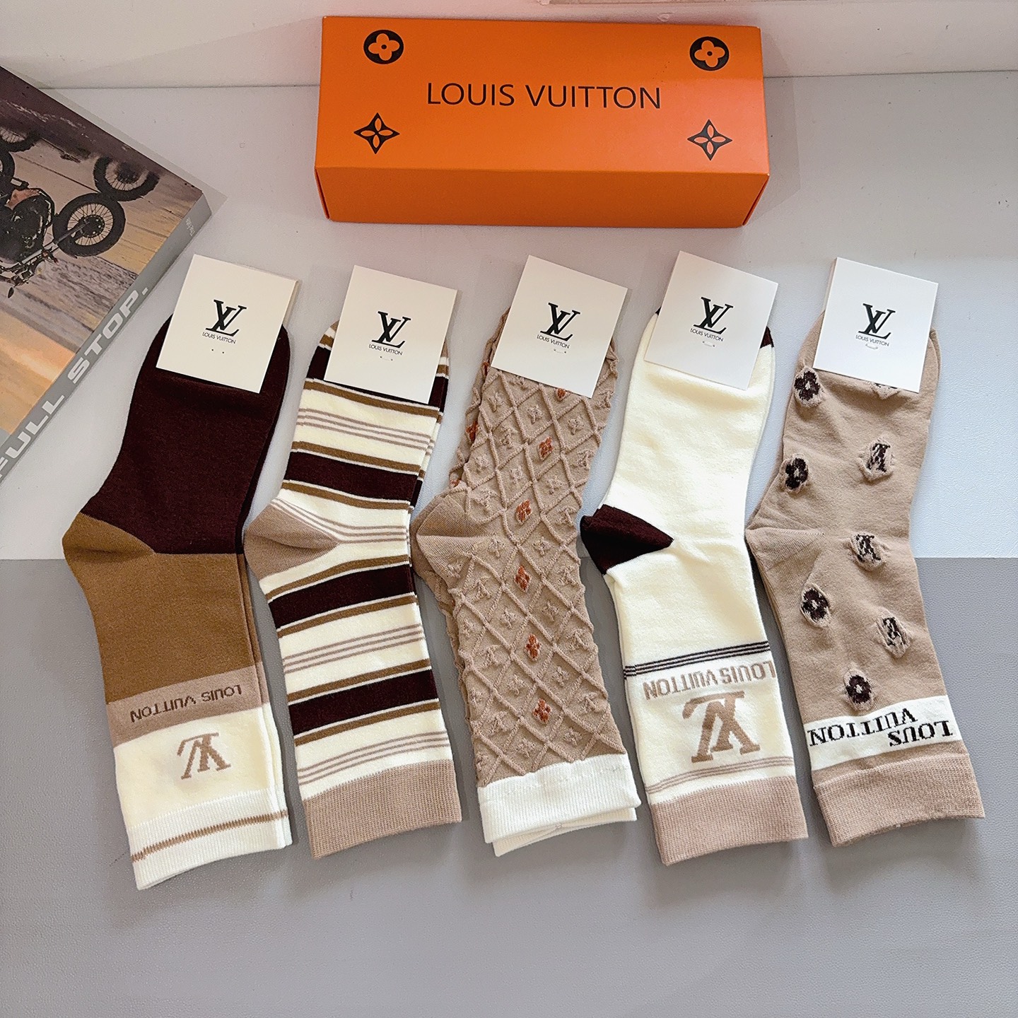 配包装【一盒5双】LV路易威登 高品质🔥新款网红长筒袜子❗️ins明星网红推荐❗️火爆至极🔥竹棉材质，轻
