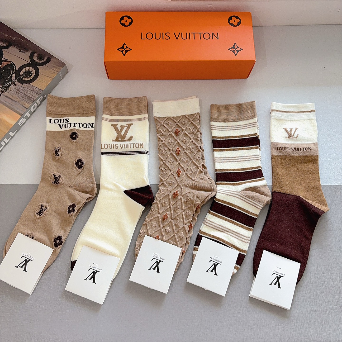 配包装【一盒5双】LV路易威登 高品质🔥新款网红长筒袜子❗️ins明星网红推荐❗️火爆至极🔥竹棉材质，轻