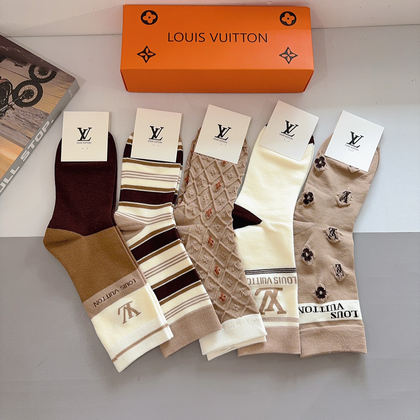 配包装【一盒5双】LV路易威登 高品质🔥新款网红长筒袜子❗️ins明星网红推荐❗️火爆至极🔥竹棉材质，轻