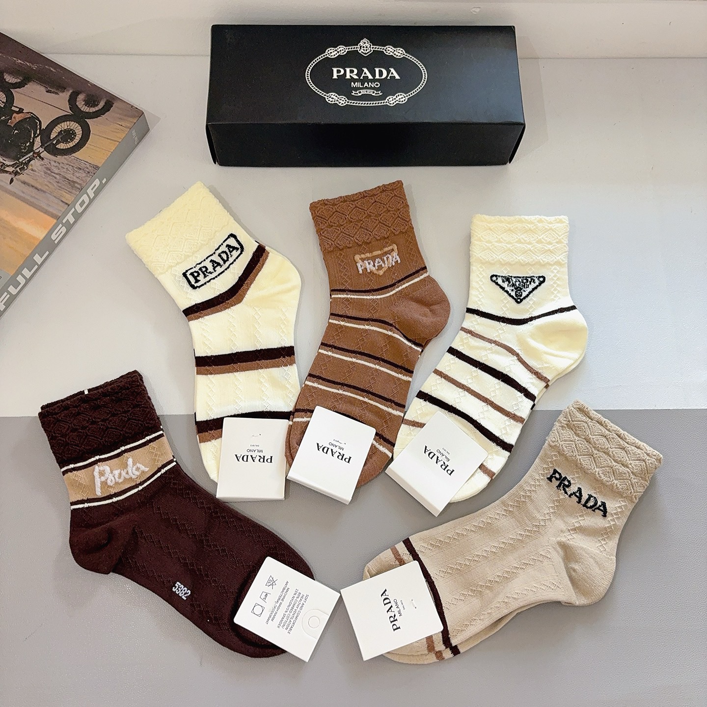 配包装（一盒5双） PRADA 普拉达 新款中筒袜子，竹棉面料，经典三角标logo 个性时尚百搭款，你值