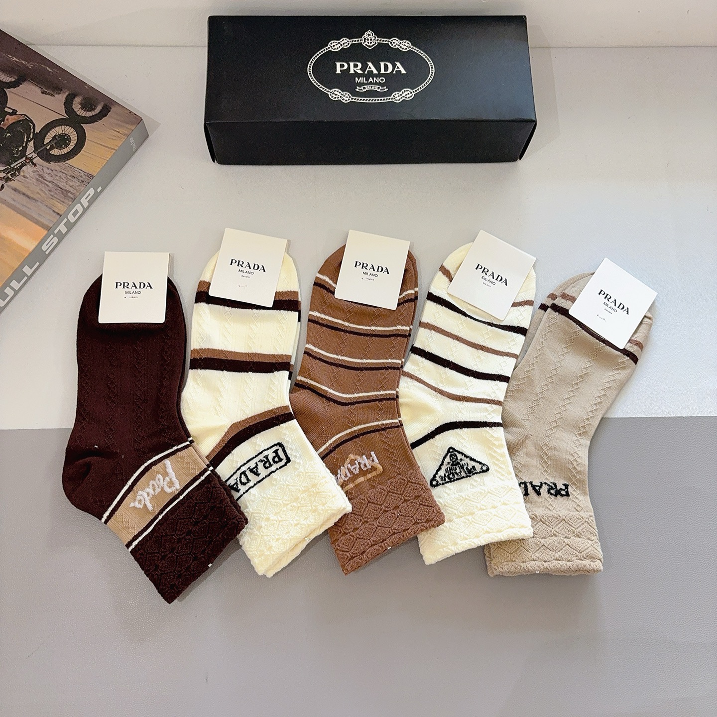 配包装（一盒5双） PRADA 普拉达 新款中筒袜子，竹棉面料，经典三角标logo 个性时尚百搭款，你值