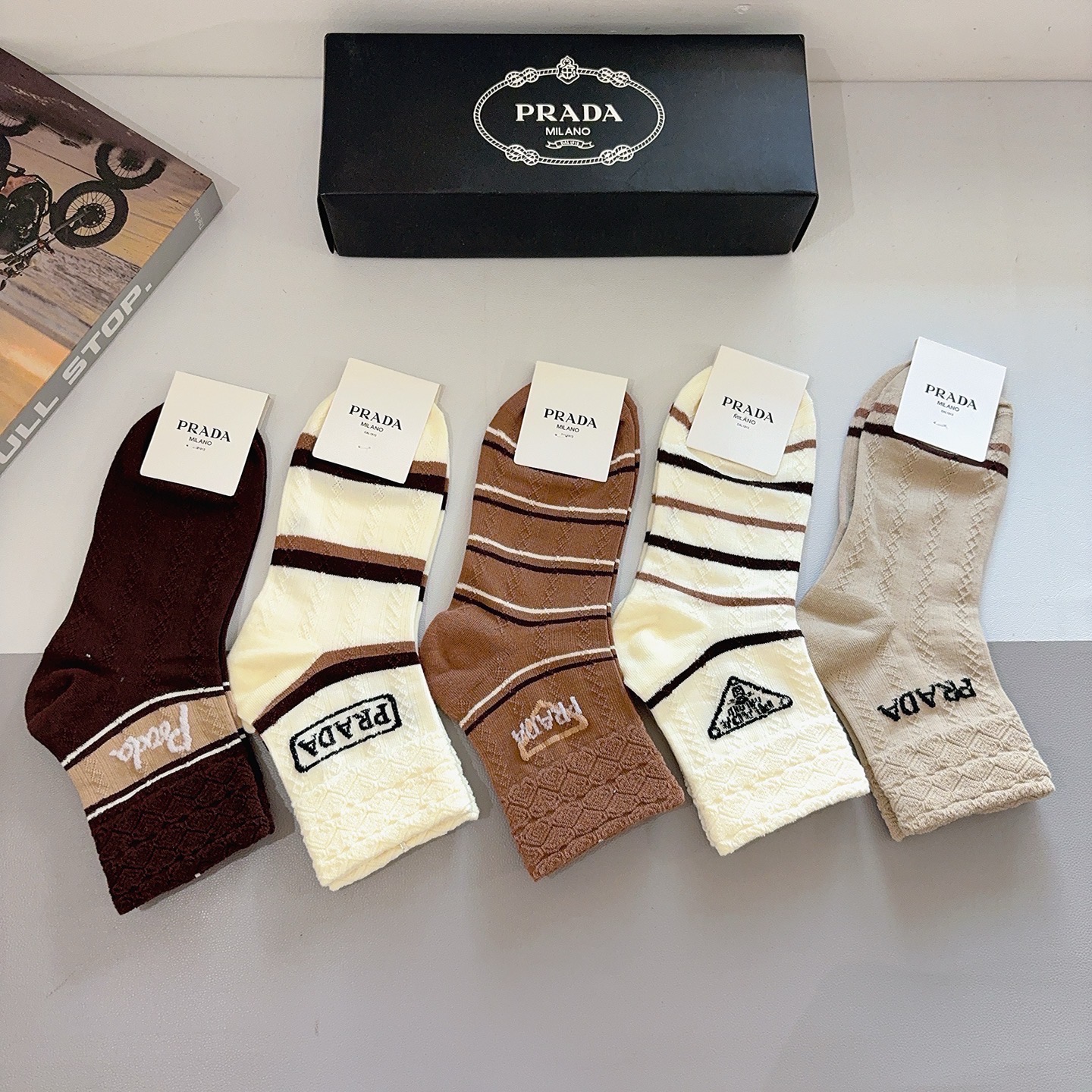 配包装（一盒5双） PRADA 普拉达 新款中筒袜子，竹棉面料，经典三角标logo 个性时尚百搭款，你值