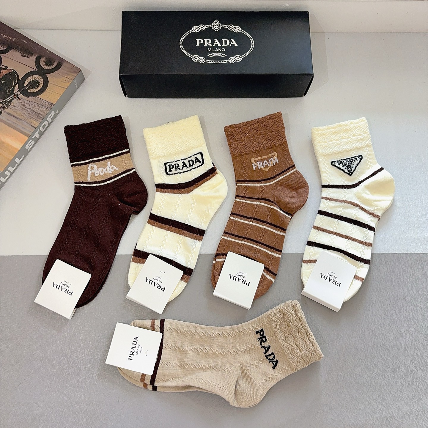 配包装（一盒5双） PRADA 普拉达 新款中筒袜子，竹棉面料，经典三角标logo 个性时尚百搭款，你值