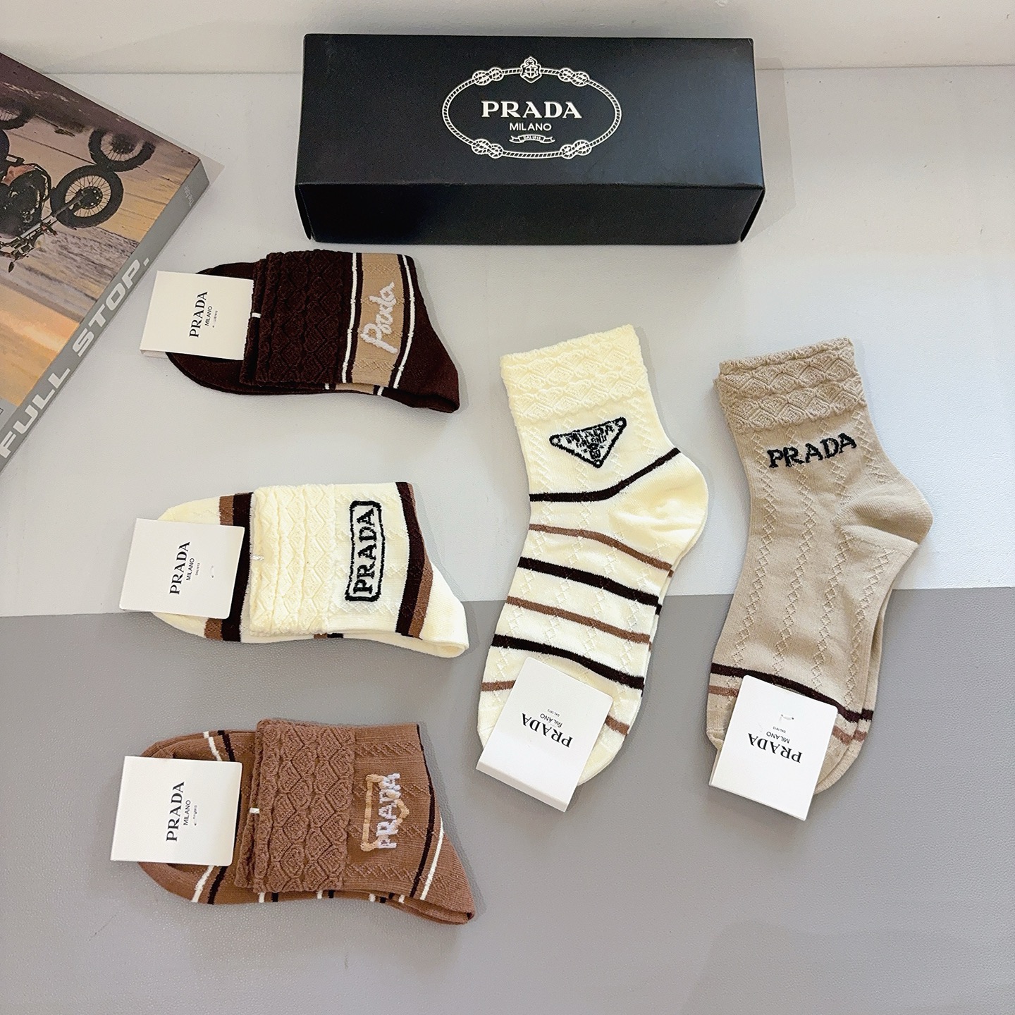 配包装（一盒5双） PRADA 普拉达 新款中筒袜子，竹棉面料，经典三角标logo 个性时尚百搭款，你值