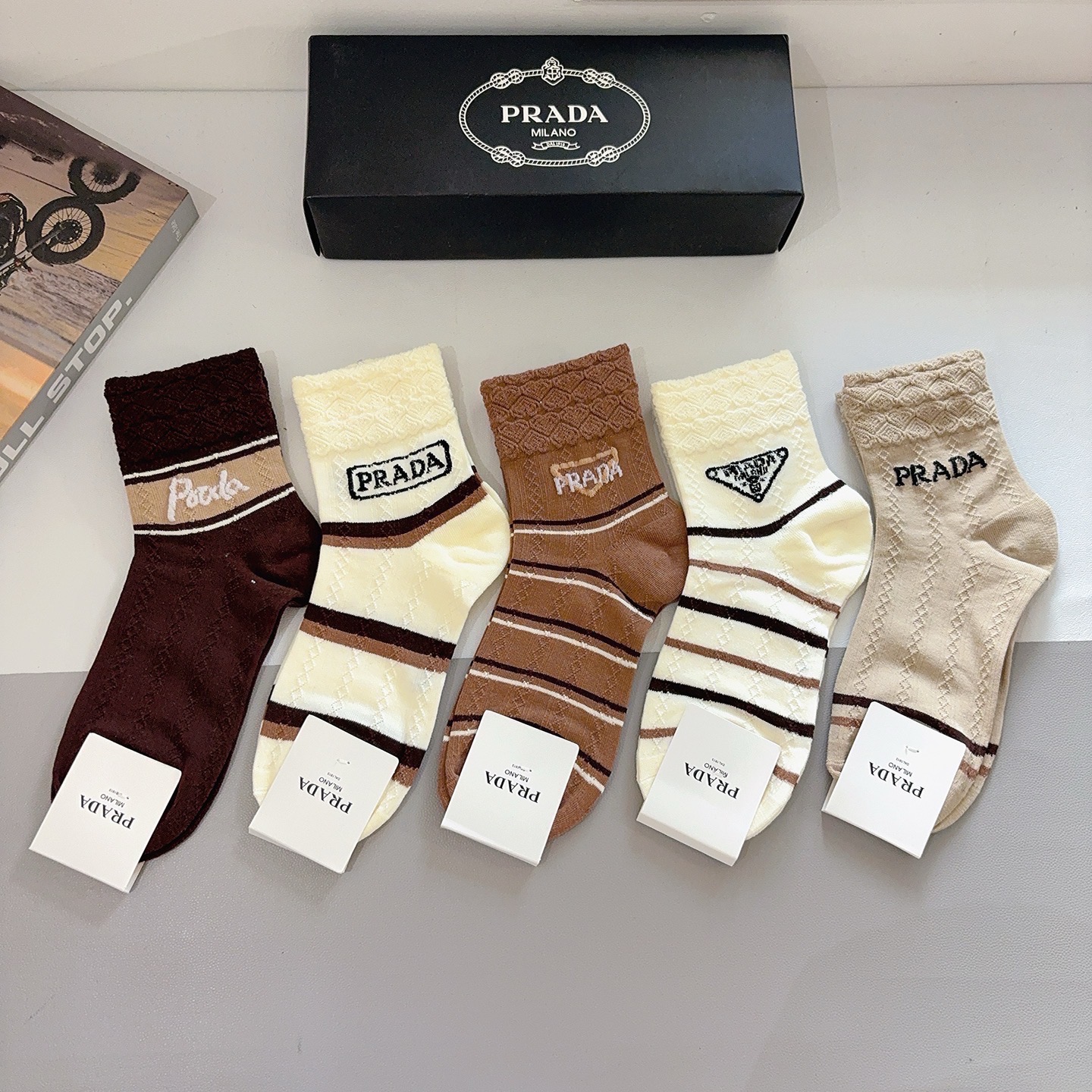 配包装（一盒5双） PRADA 普拉达 新款中筒袜子，竹棉面料，经典三角标logo 个性时尚百搭款，你值
