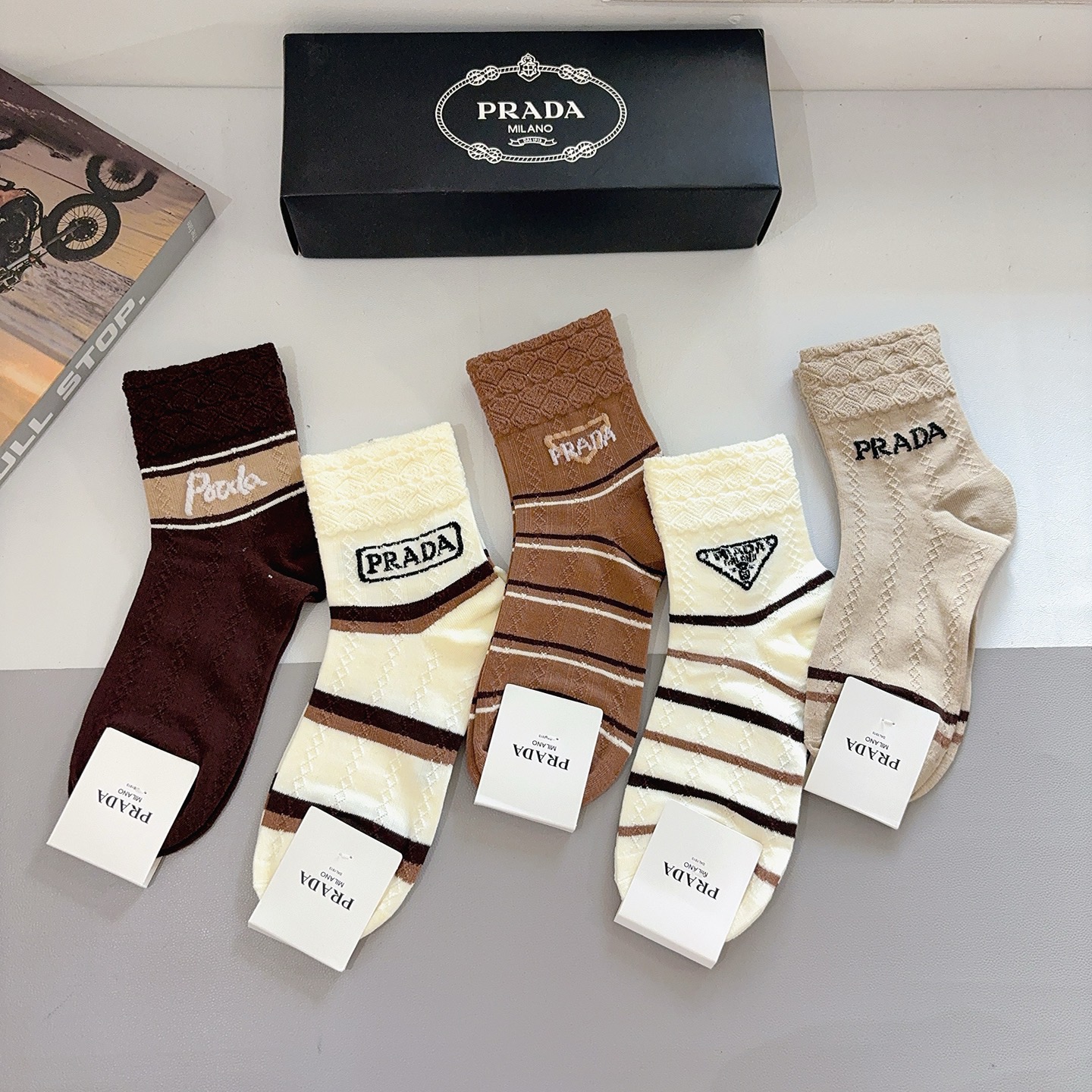 配包装（一盒5双） PRADA 普拉达 新款中筒袜子，竹棉面料，经典三角标logo 个性时尚百搭款，你值