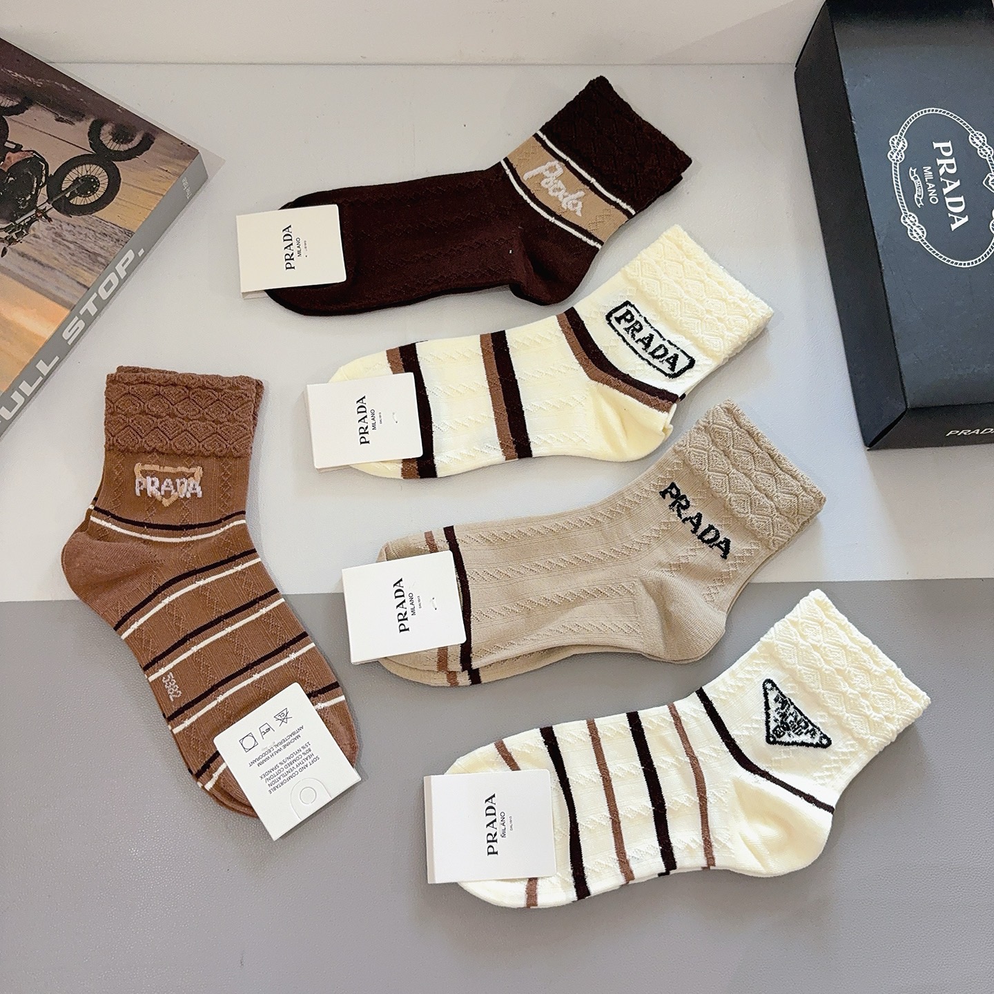 配包装（一盒5双） PRADA 普拉达 新款中筒袜子，竹棉面料，经典三角标logo 个性时尚百搭款，你值