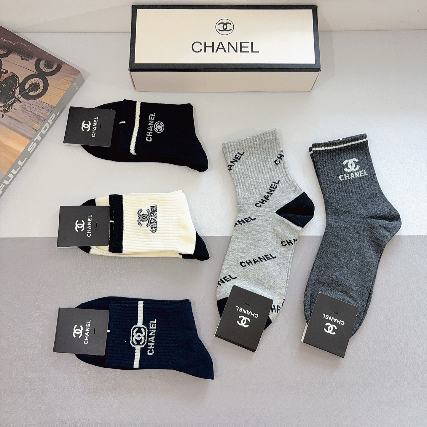 配包装（一盒5双） CHANEL 香奈儿 超火爆男款中筒袜子、纯棉面料，潮人必备款，个性时尚百搭款，！你