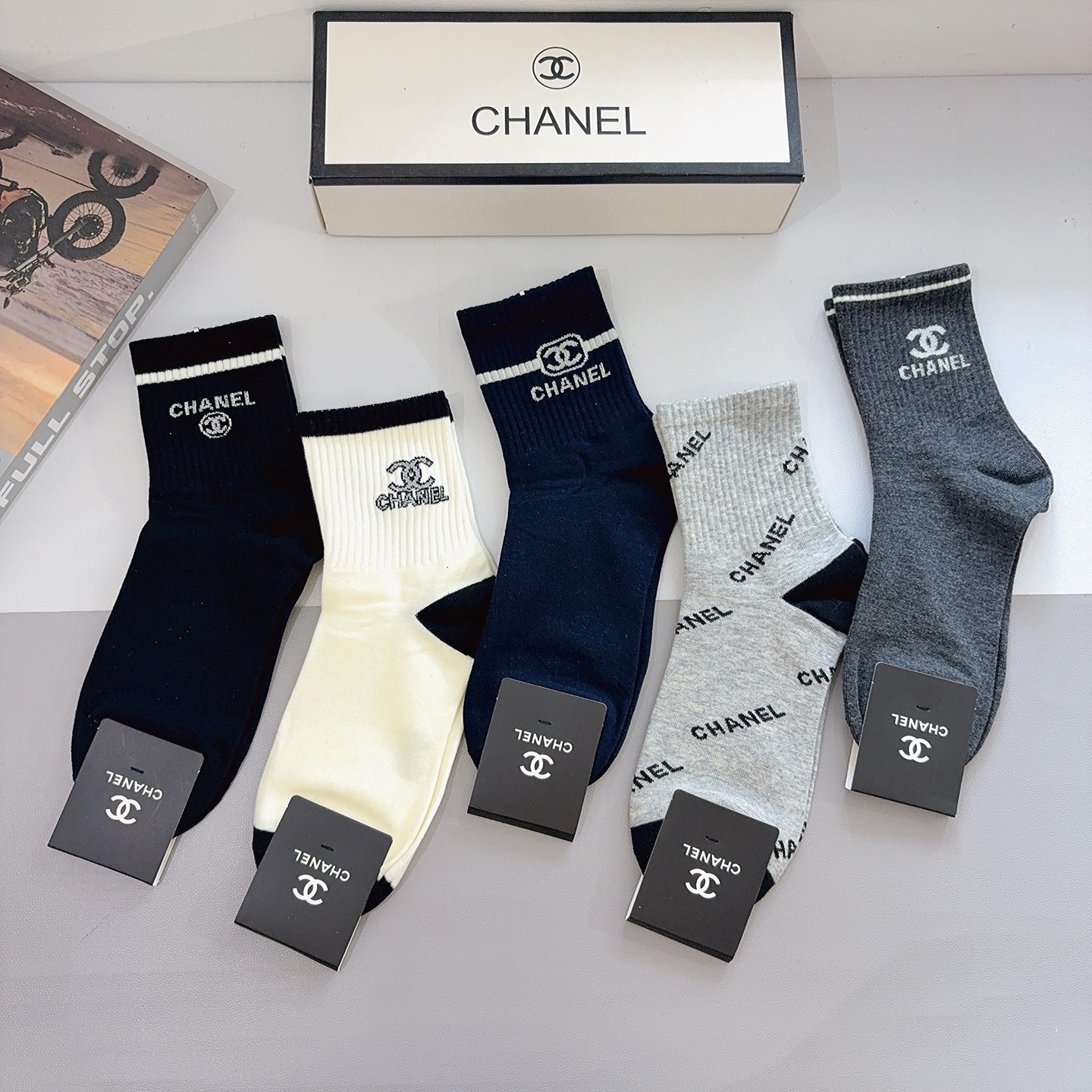 配包装（一盒5双） CHANEL 香奈儿 超火爆男款中筒袜子、纯棉面料，潮人必备款，个性时尚百搭款，！你