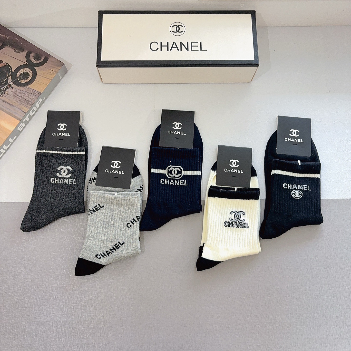 配包装（一盒5双） CHANEL 香奈儿 超火爆男款中筒袜子、纯棉面料，潮人必备款，个性时尚百搭款，！你