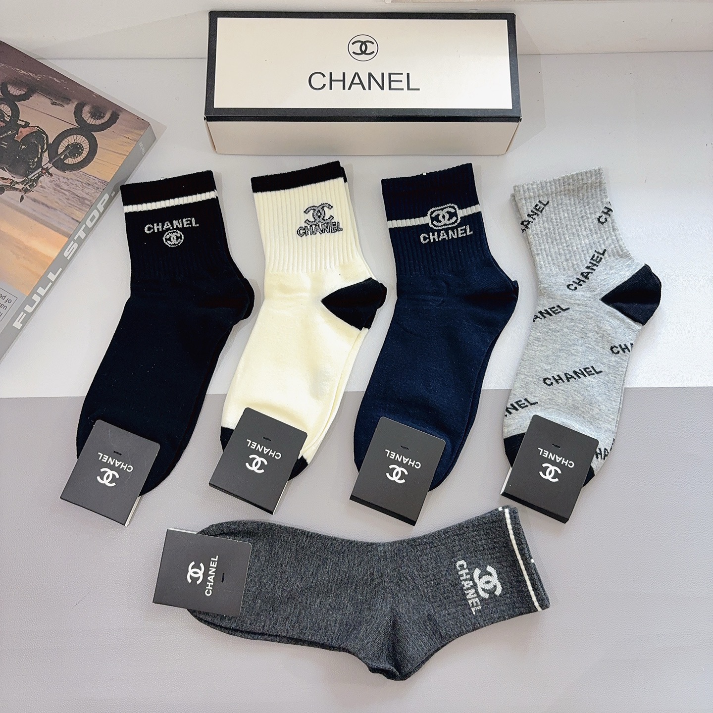 配包装（一盒5双） CHANEL 香奈儿 超火爆男款中筒袜子、纯棉面料，潮人必备款，个性时尚百搭款，！你