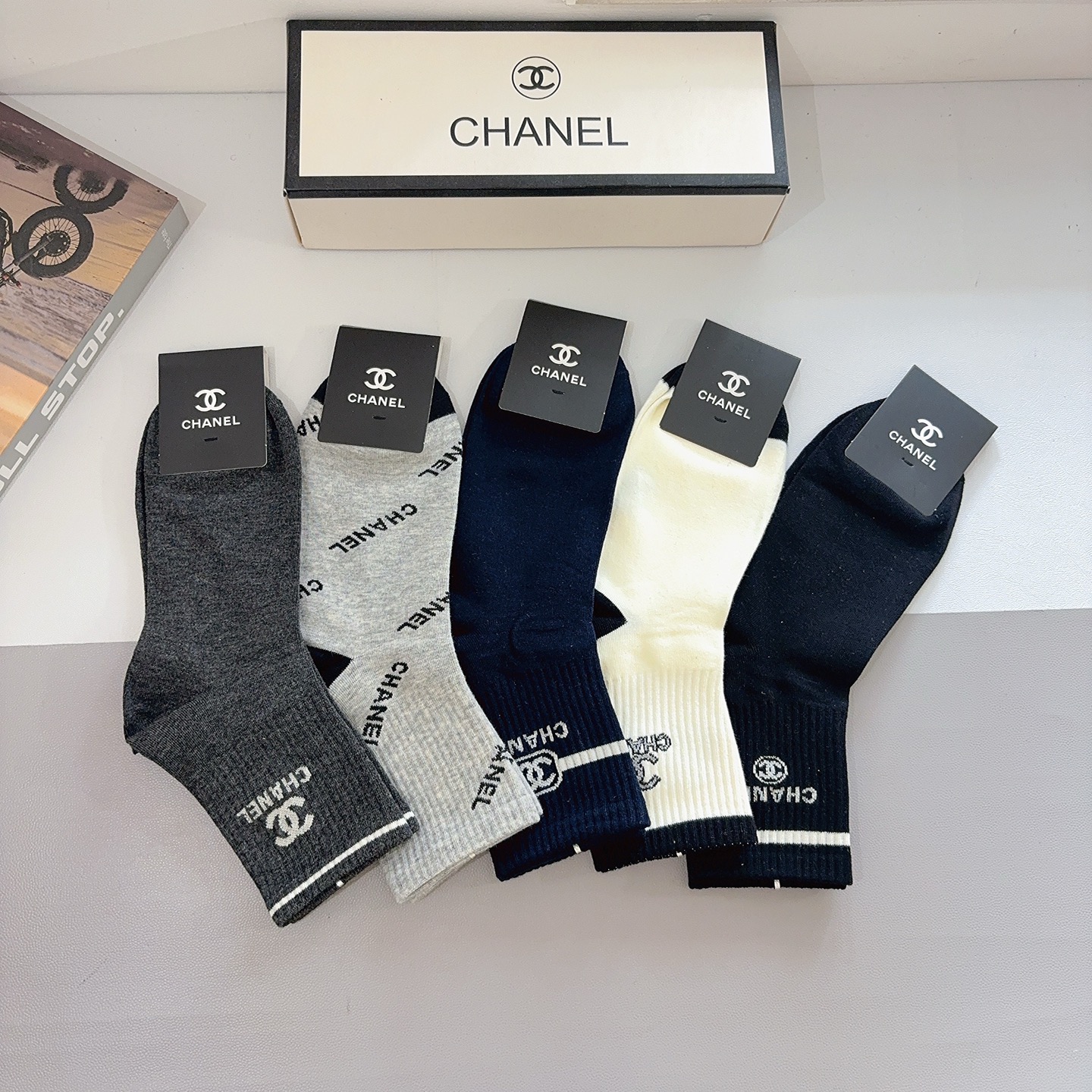 配包装（一盒5双） CHANEL 香奈儿 超火爆男款中筒袜子、纯棉面料，潮人必备款，个性时尚百搭款，！你