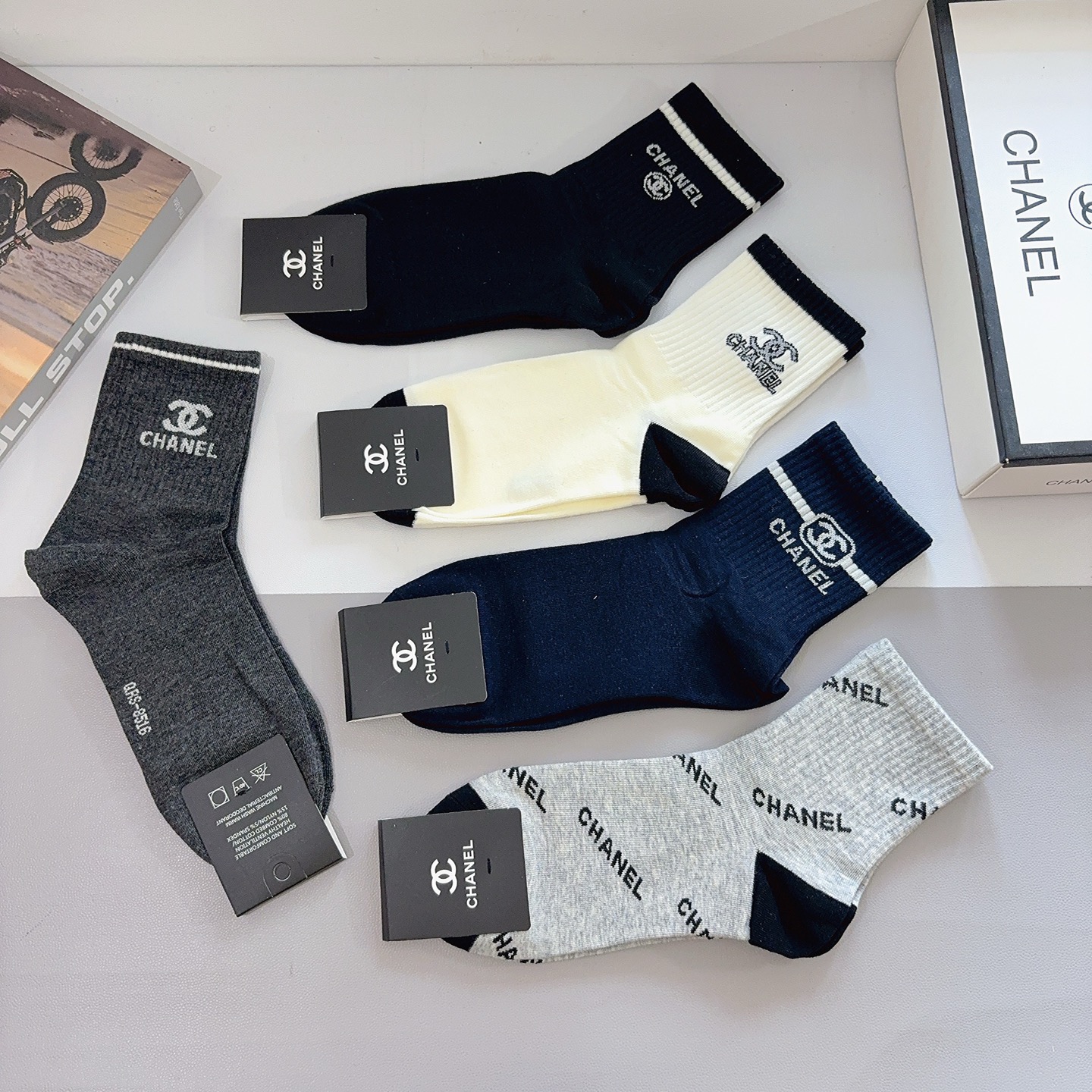 配包装（一盒5双） CHANEL 香奈儿 超火爆男款中筒袜子、纯棉面料，潮人必备款，个性时尚百搭款，！你