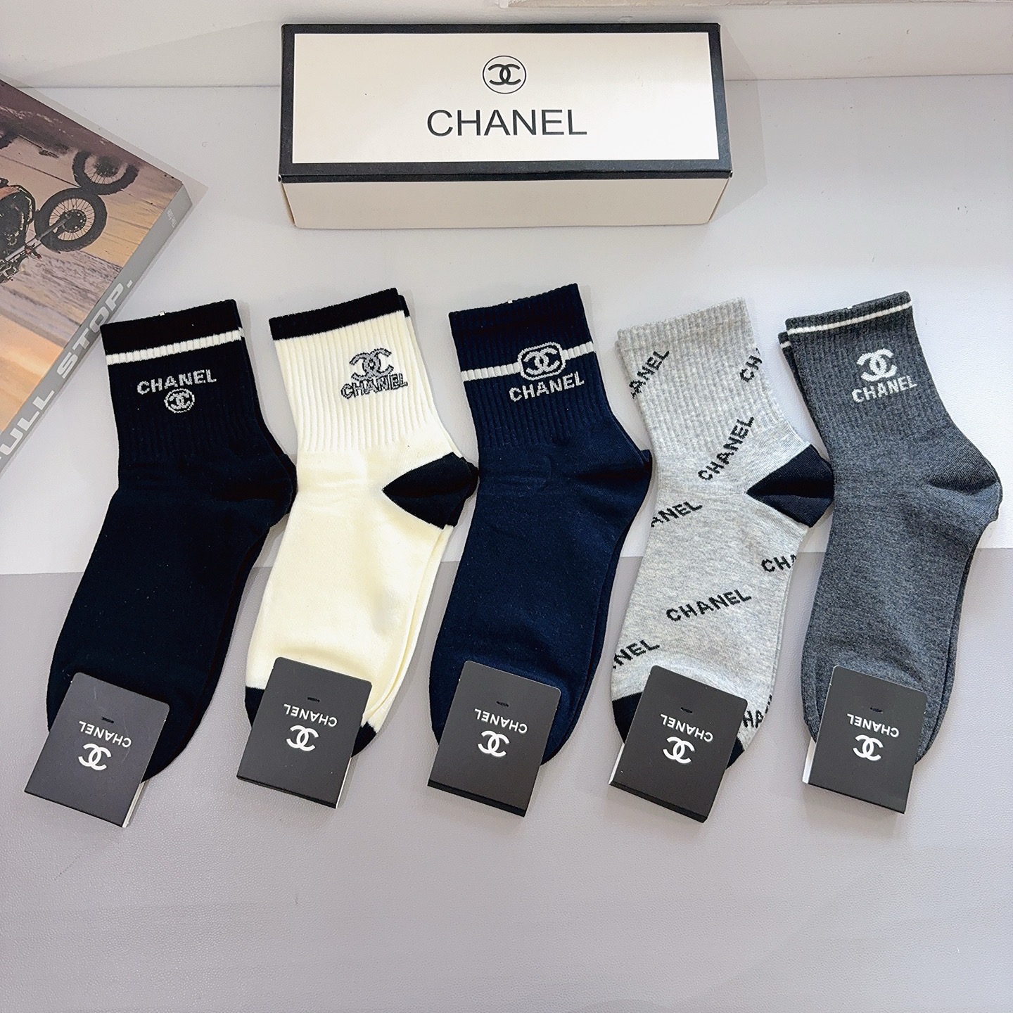 配包装（一盒5双） CHANEL 香奈儿 超火爆男款中筒袜子、纯棉面料，潮人必备款，个性时尚百搭款，！你
