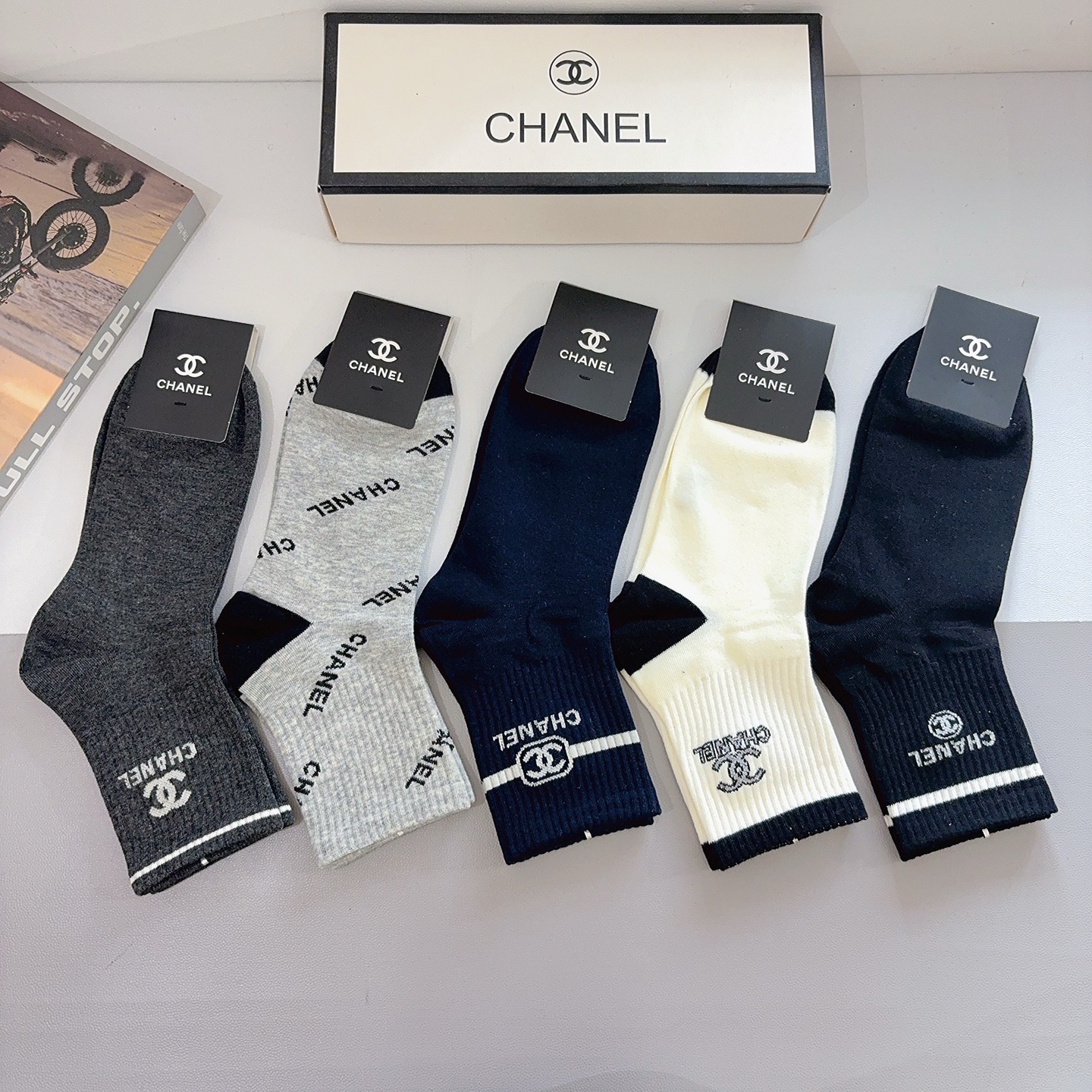 配包装（一盒5双） CHANEL 香奈儿 超火爆男款中筒袜子、纯棉面料，潮人必备款，个性时尚百搭款，！你