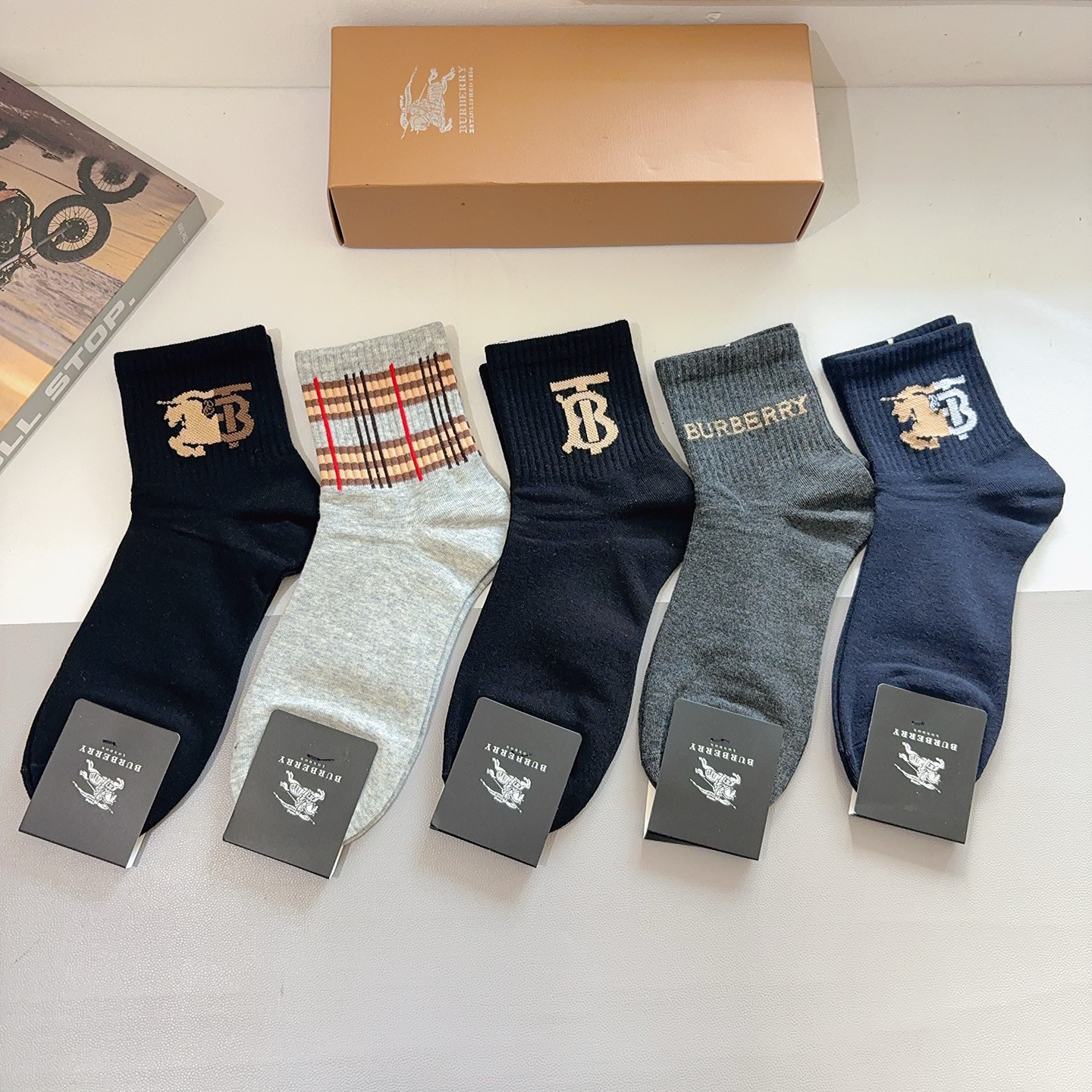配包装（一盒5双） Burberry 巴宝莉 超火爆男款中筒袜子、纯棉面料，潮人必备款，个性时尚百搭款，