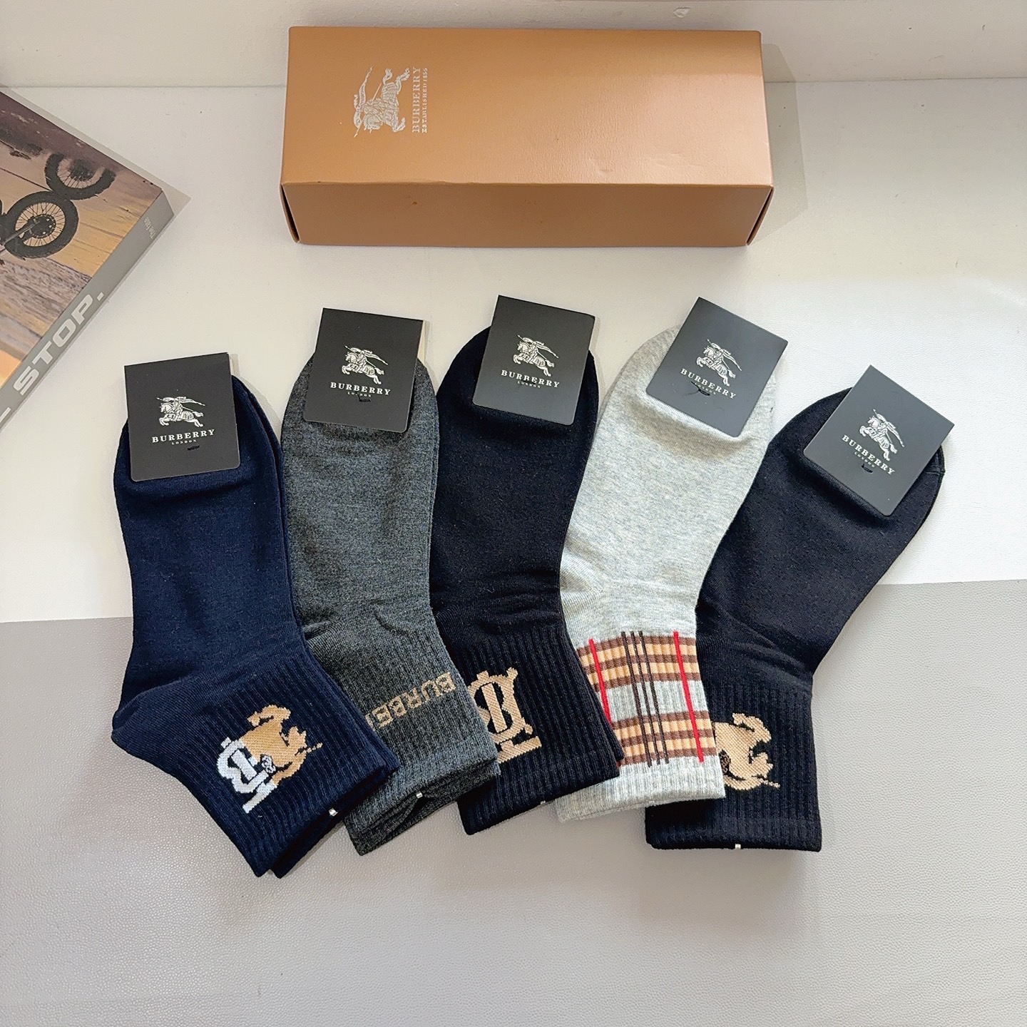 配包装（一盒5双） Burberry 巴宝莉 超火爆男款中筒袜子、纯棉面料，潮人必备款，个性时尚百搭款，