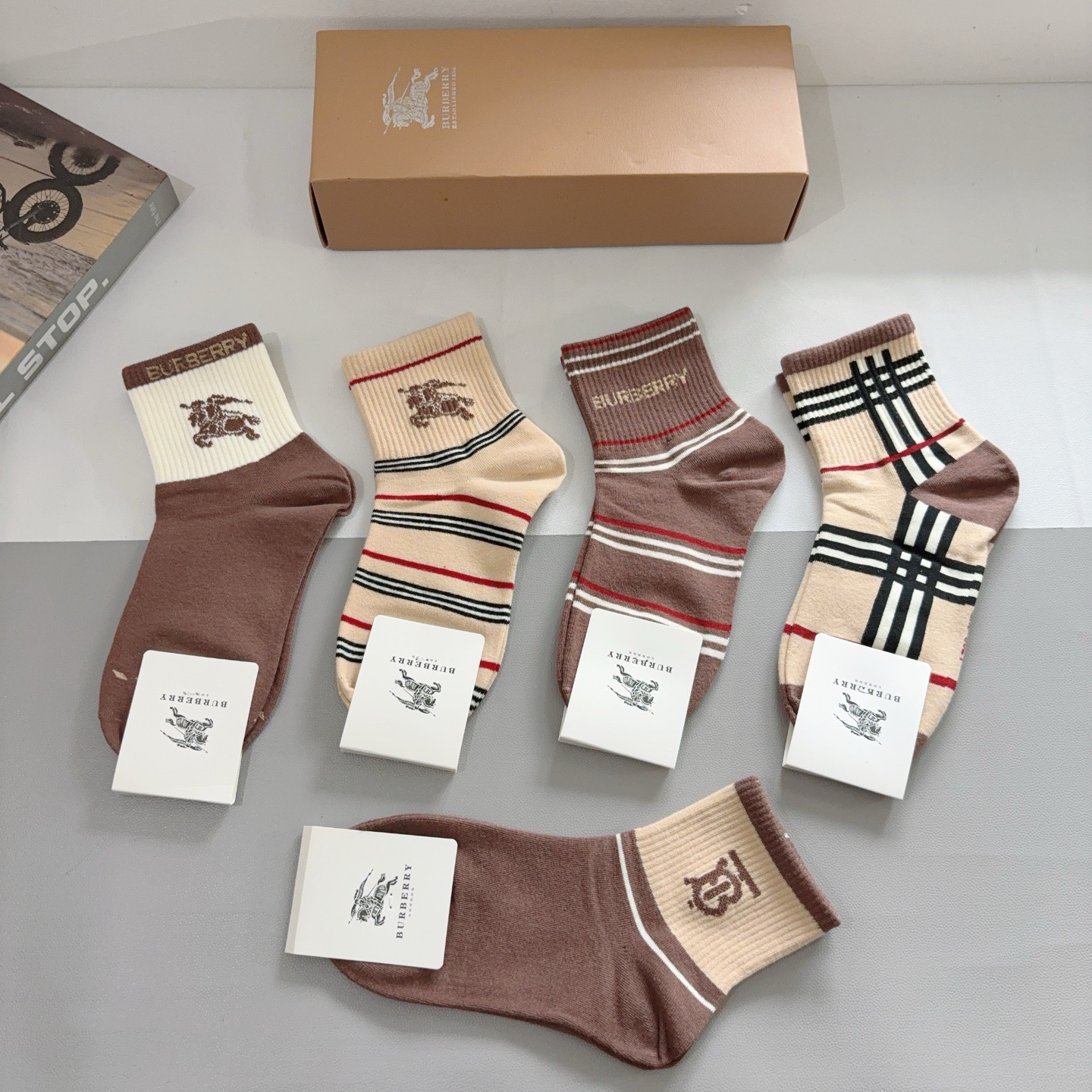 配包装（一盒5双） 🌟 BURBERRY 巴宝莉经典字母logo中筒袜子，个性时尚百搭款，！你值得拥有哦