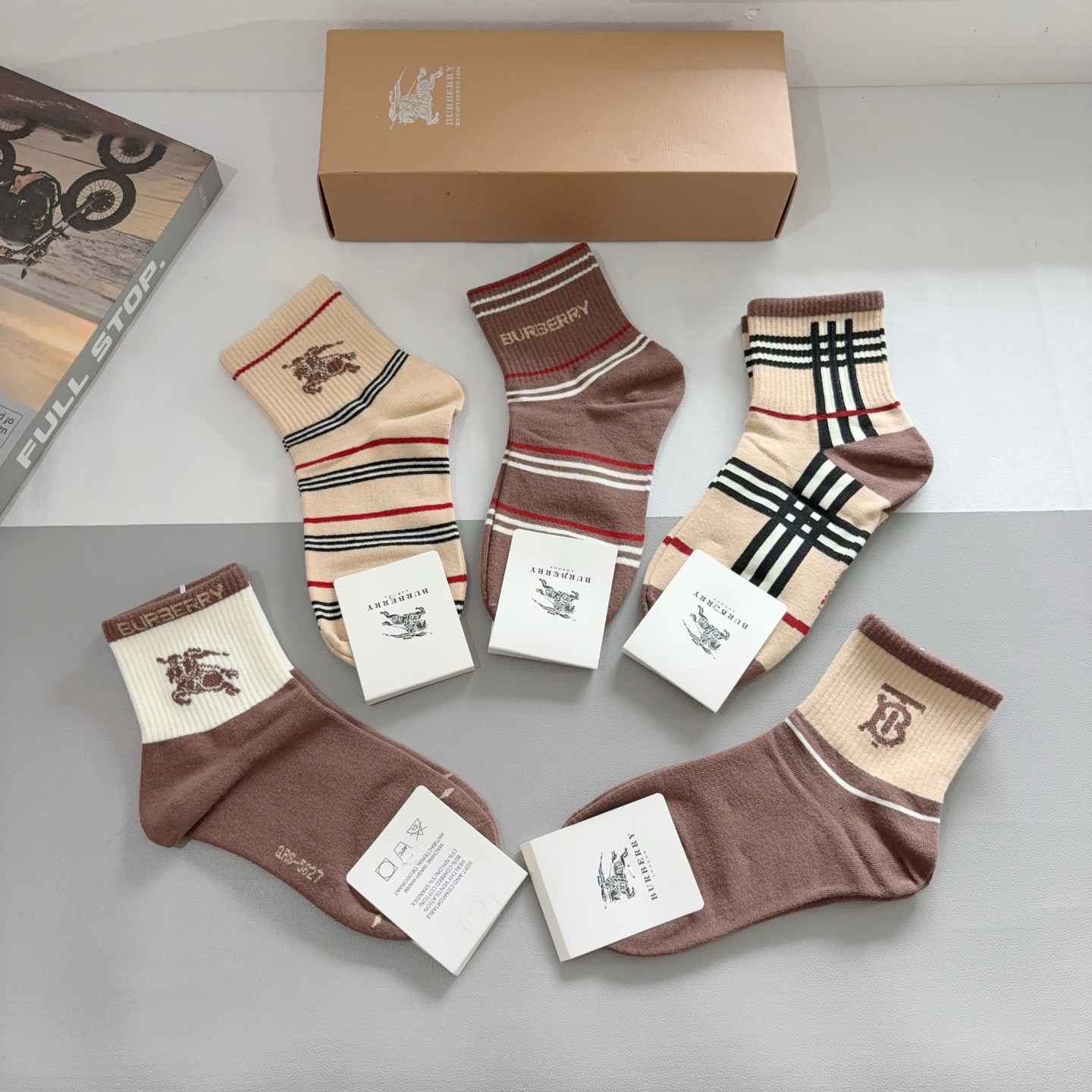 配包装（一盒5双） 🌟 BURBERRY 巴宝莉经典字母logo中筒袜子，个性时尚百搭款，！你值得拥有哦