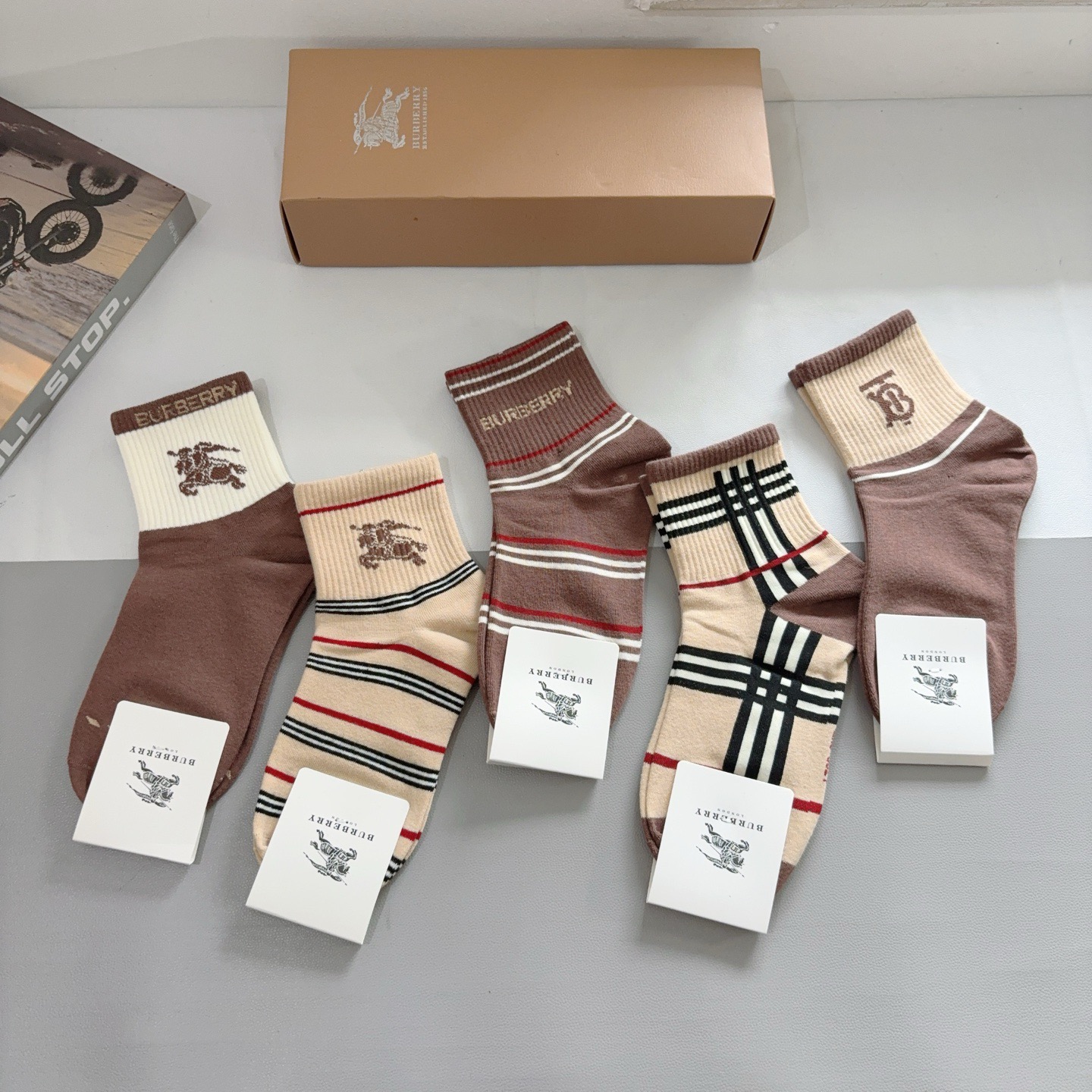 配包装（一盒5双） 🌟 BURBERRY 巴宝莉经典字母logo中筒袜子，个性时尚百搭款，！你值得拥有哦