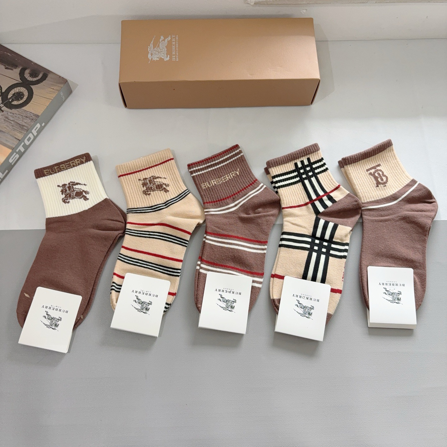 配包装（一盒5双） 🌟 BURBERRY 巴宝莉经典字母logo中筒袜子，个性时尚百搭款，！你值得拥有哦