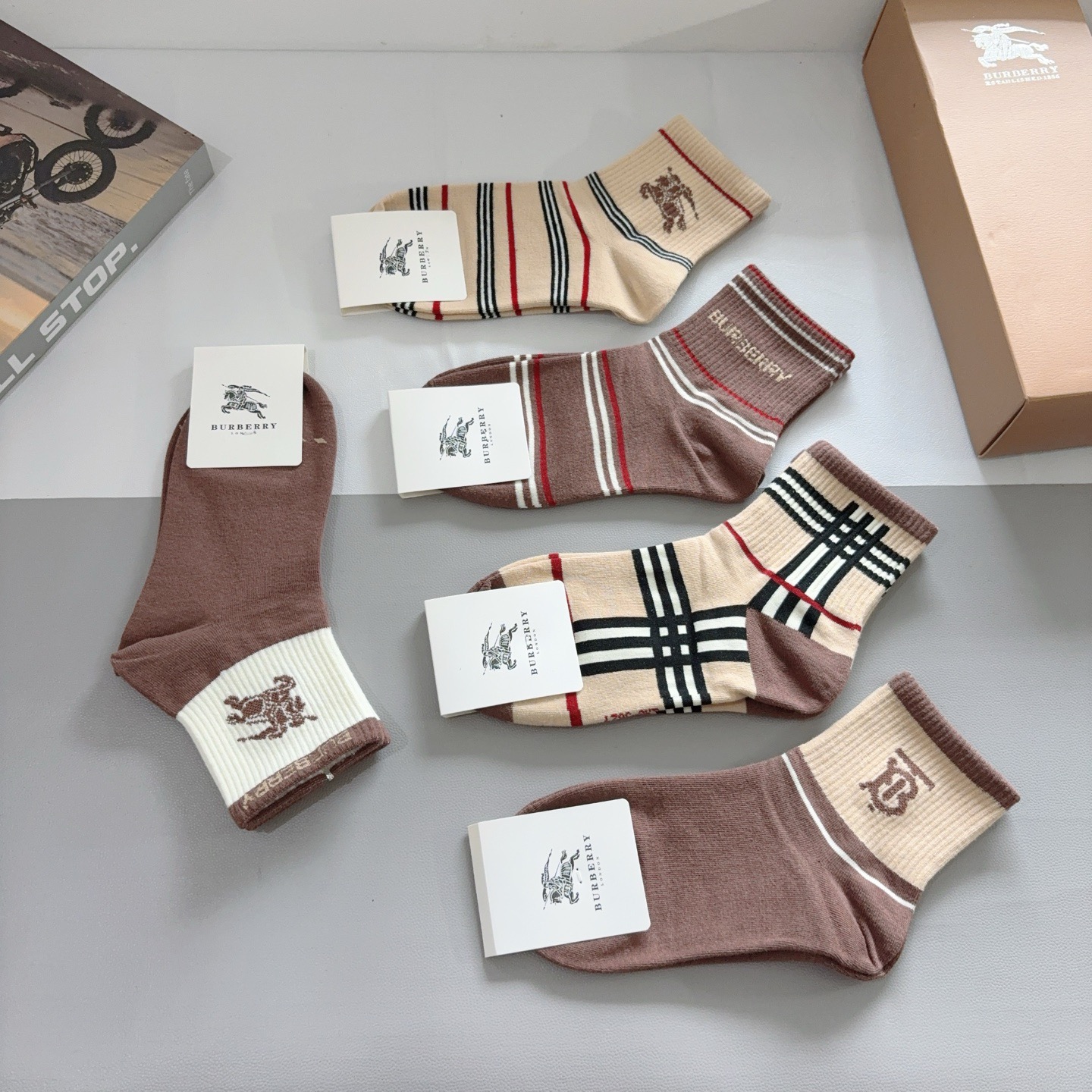 配包装（一盒5双） 🌟 BURBERRY 巴宝莉经典字母logo中筒袜子，个性时尚百搭款，！你值得拥有哦