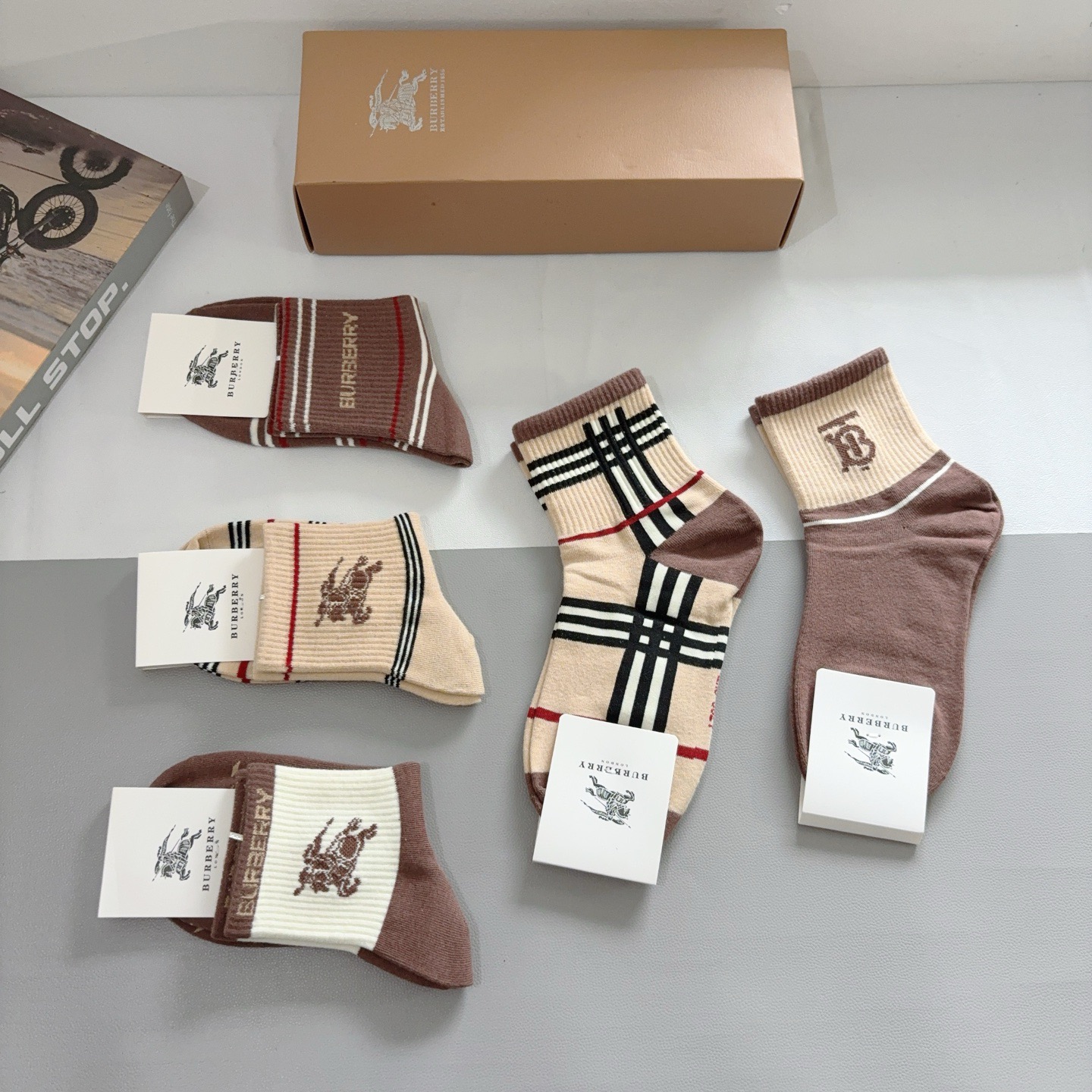 配包装（一盒5双） 🌟 BURBERRY 巴宝莉经典字母logo中筒袜子，个性时尚百搭款，！你值得拥有哦