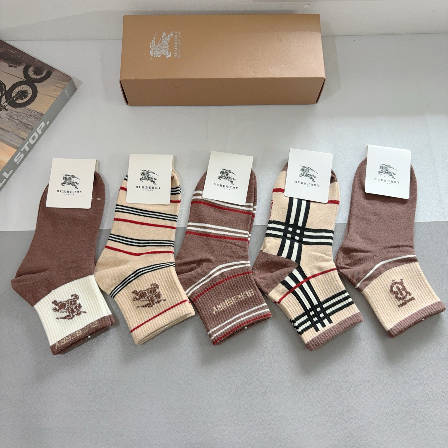 配包装（一盒5双） 🌟 BURBERRY 巴宝莉经典字母logo中筒袜子，个性时尚百搭款，！你值得拥有哦