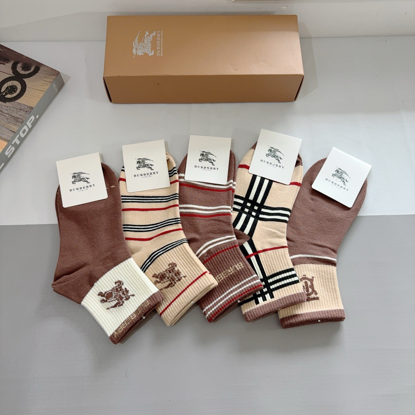 配包装（一盒5双） 🌟 BURBERRY 巴宝莉经典字母logo中筒袜子，个性时尚百搭款，！你值得拥有哦