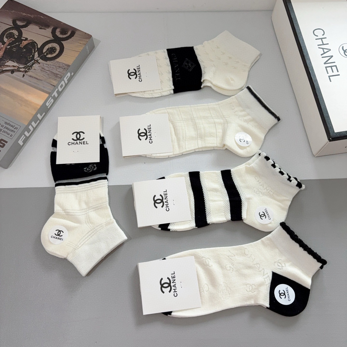 配包装（一盒5双）CHANEL 香奈儿经典袜子❗️高版本竹棉材质柔软，秒杀市场普通货，经典的双C图案lo