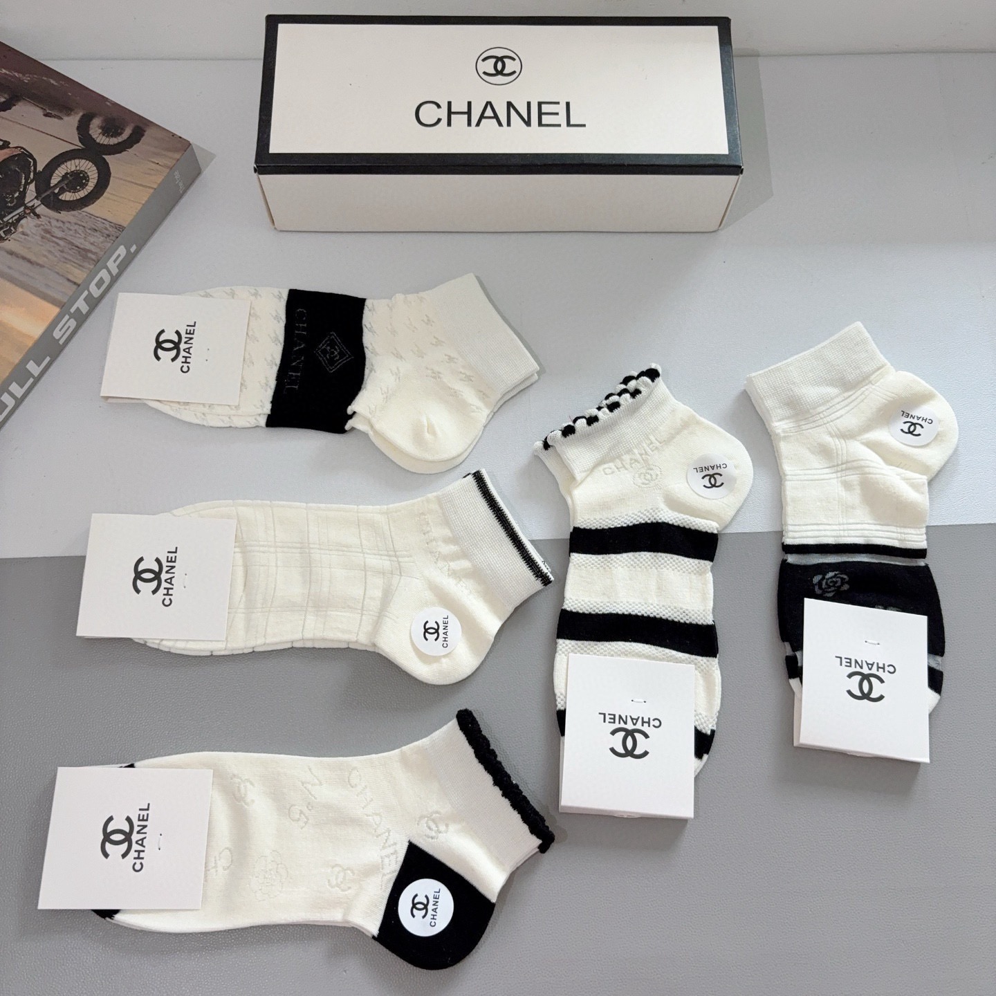 配包装（一盒5双）CHANEL 香奈儿经典袜子❗️高版本竹棉材质柔软，秒杀市场普通货，经典的双C图案lo