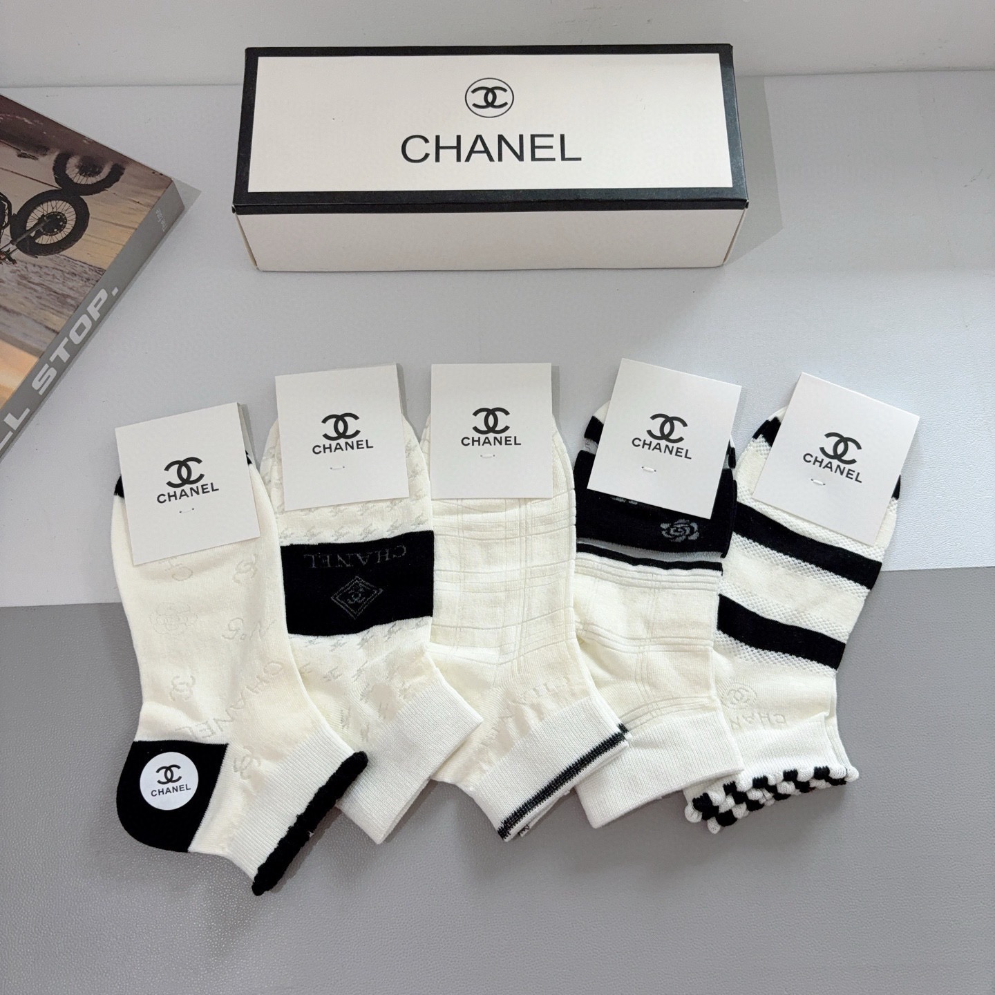 配包装（一盒5双）CHANEL 香奈儿经典袜子❗️高版本竹棉材质柔软，秒杀市场普通货，经典的双C图案lo