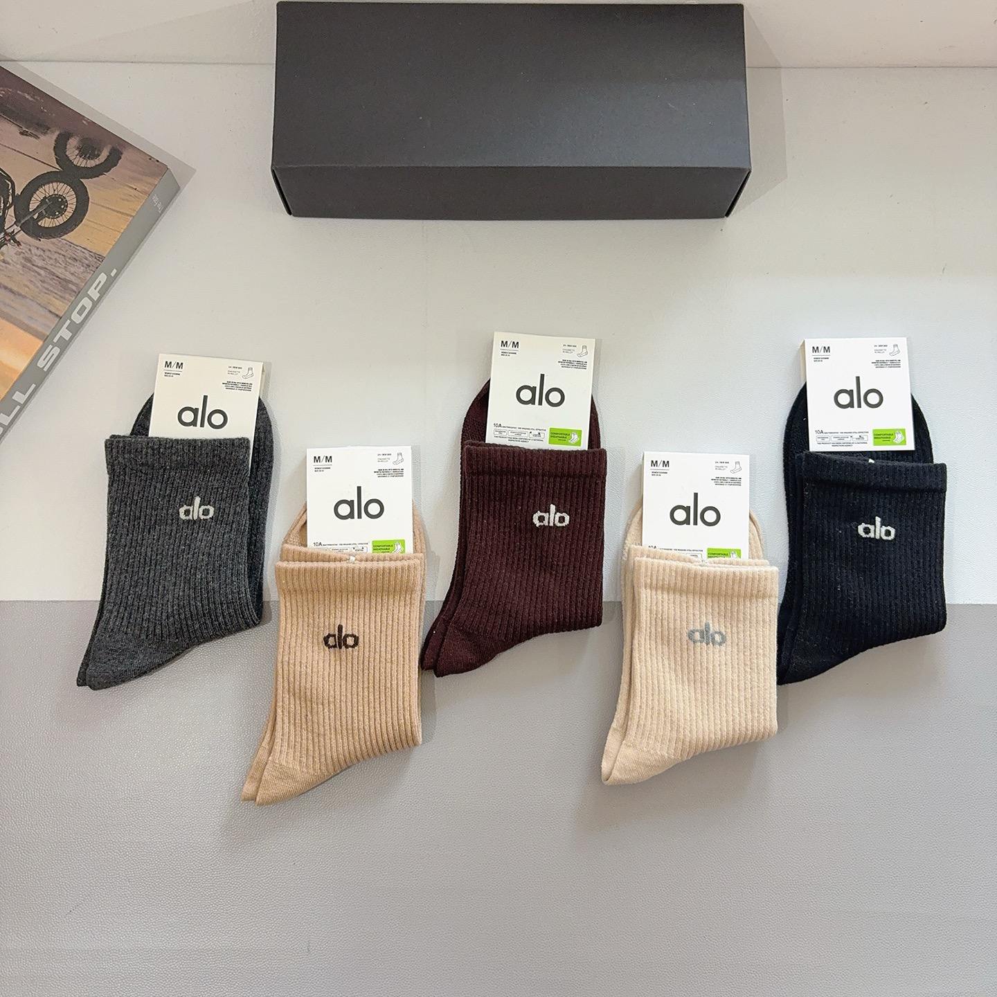 配包装（一盒5双） alo高版本新款潮牌双针中筒袜子，纯棉面料，潮人必备 ，个性时尚百搭款，你值得拥有哦