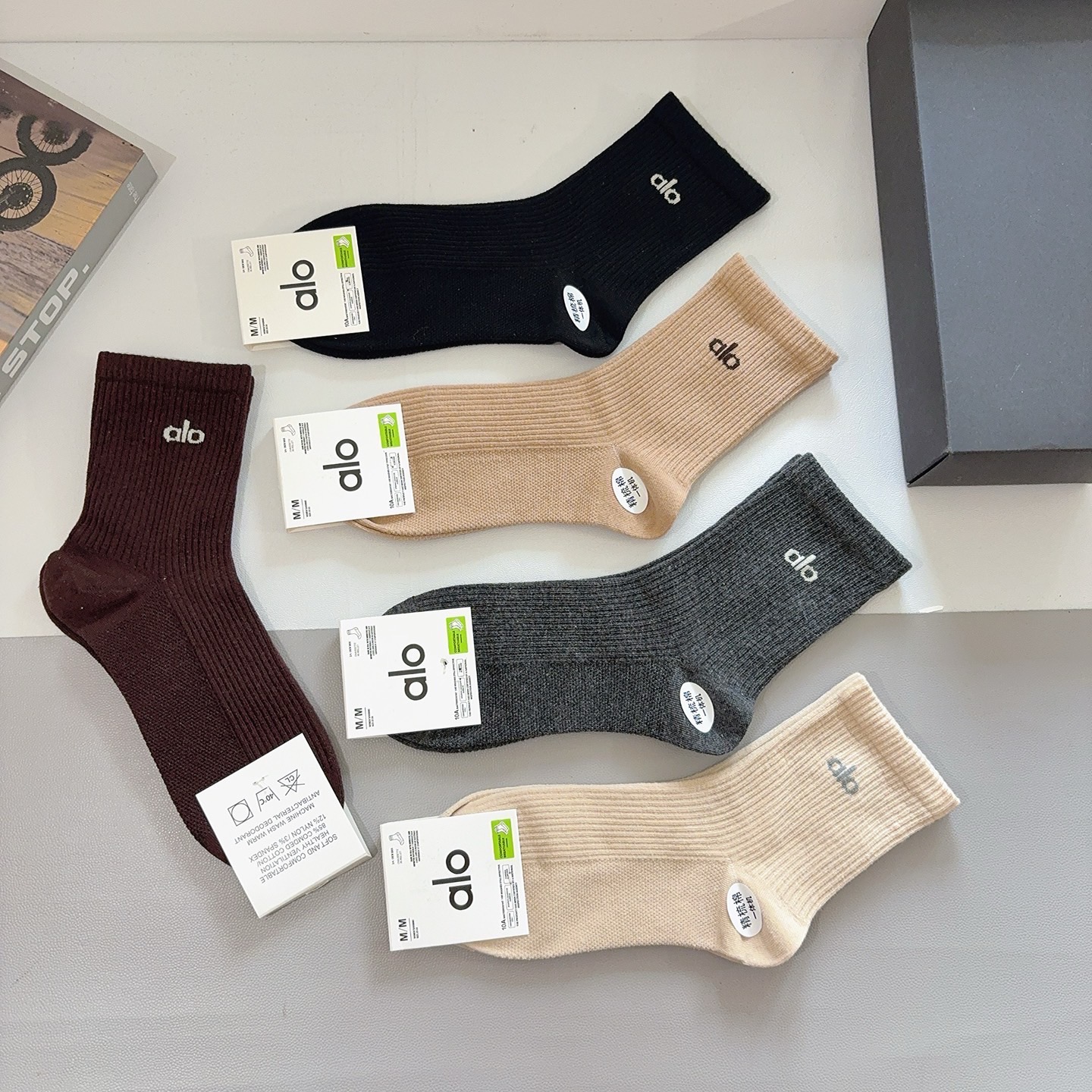 配包装（一盒5双） alo高版本新款潮牌双针中筒袜子，纯棉面料，潮人必备 ，个性时尚百搭款，你值得拥有哦